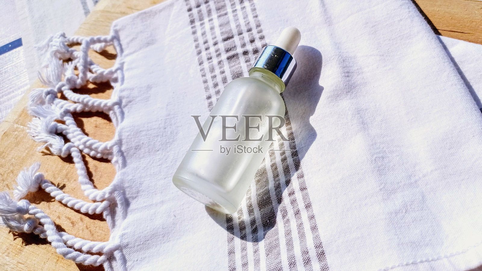 玻璃瓶中的香油。照片摄影图片