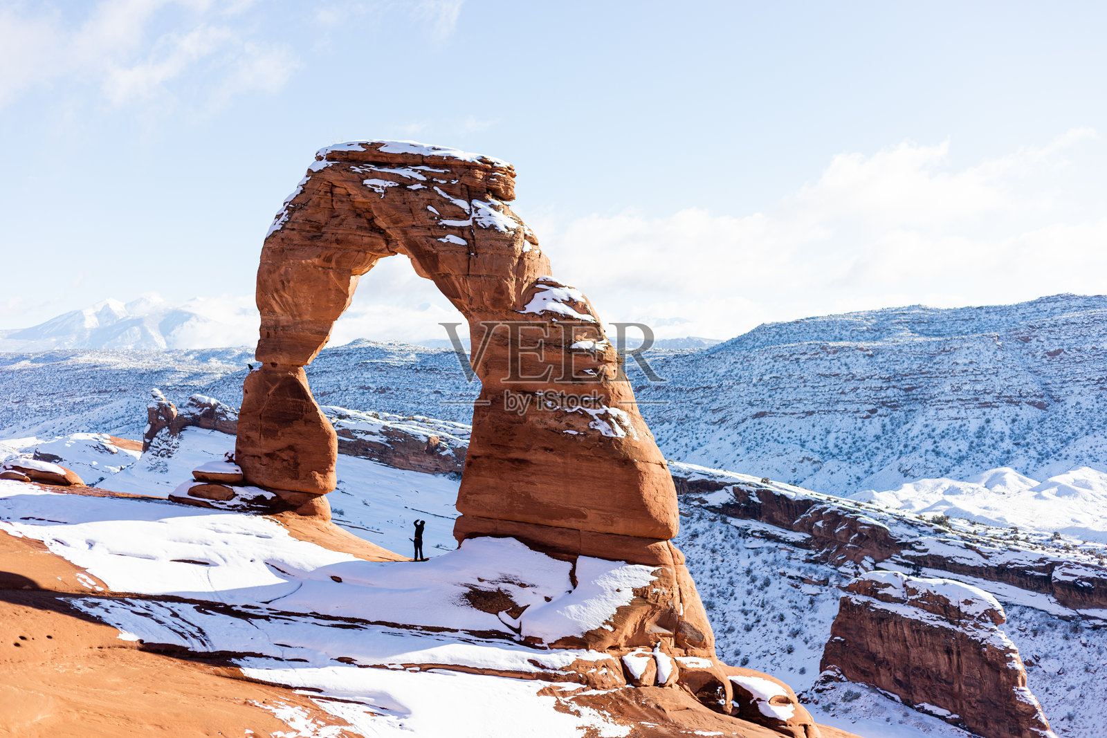 男子站在精致拱门下照片摄影图片