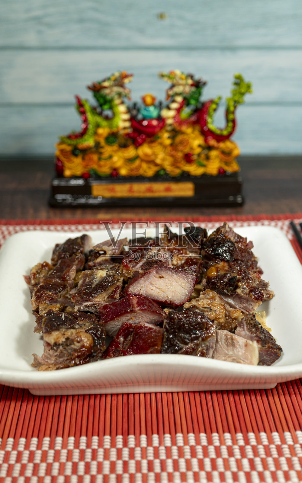 烤猪肉，东方中餐照片摄影图片