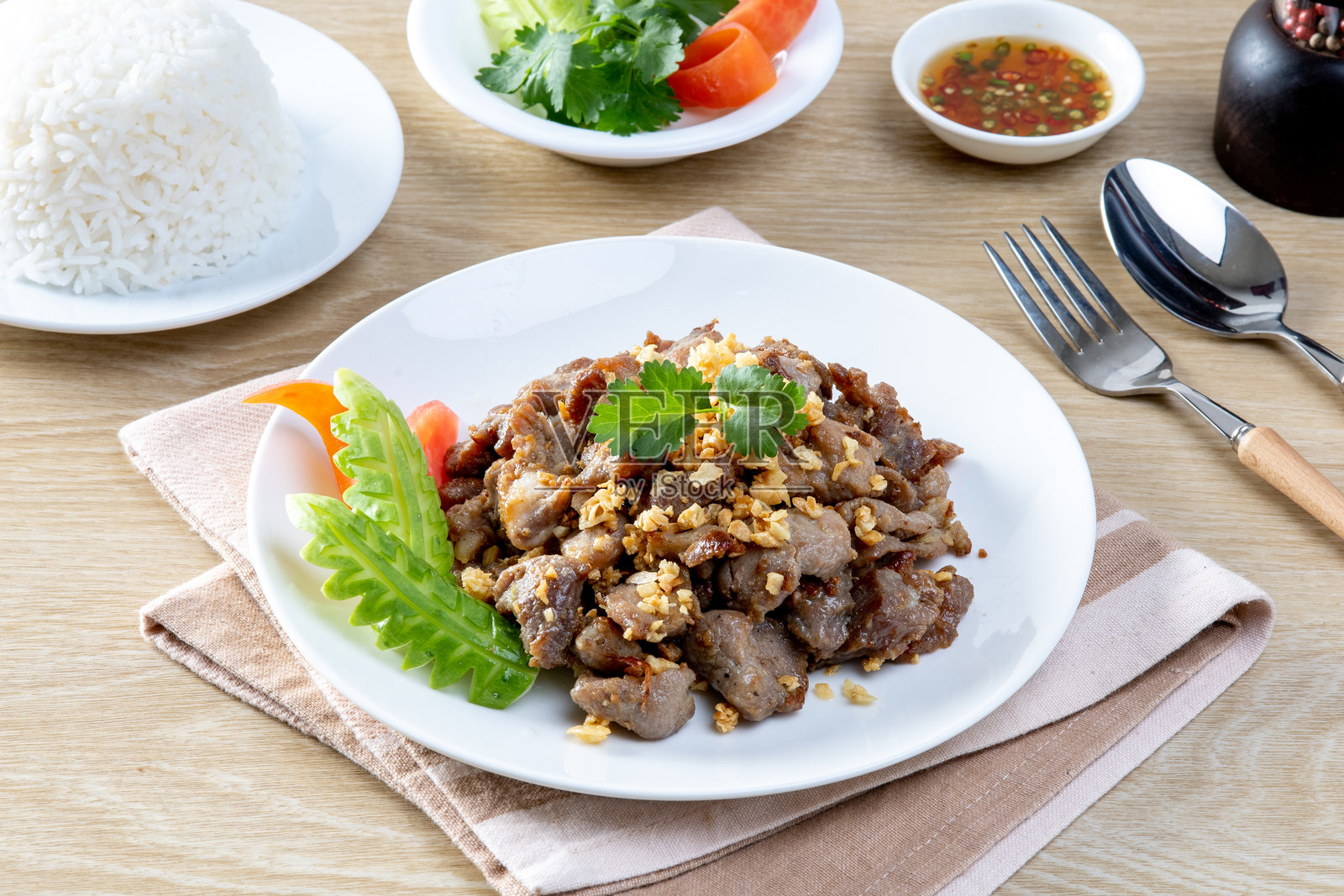 木桌上的蒜蓉胡椒炒猪肉照片摄影图片