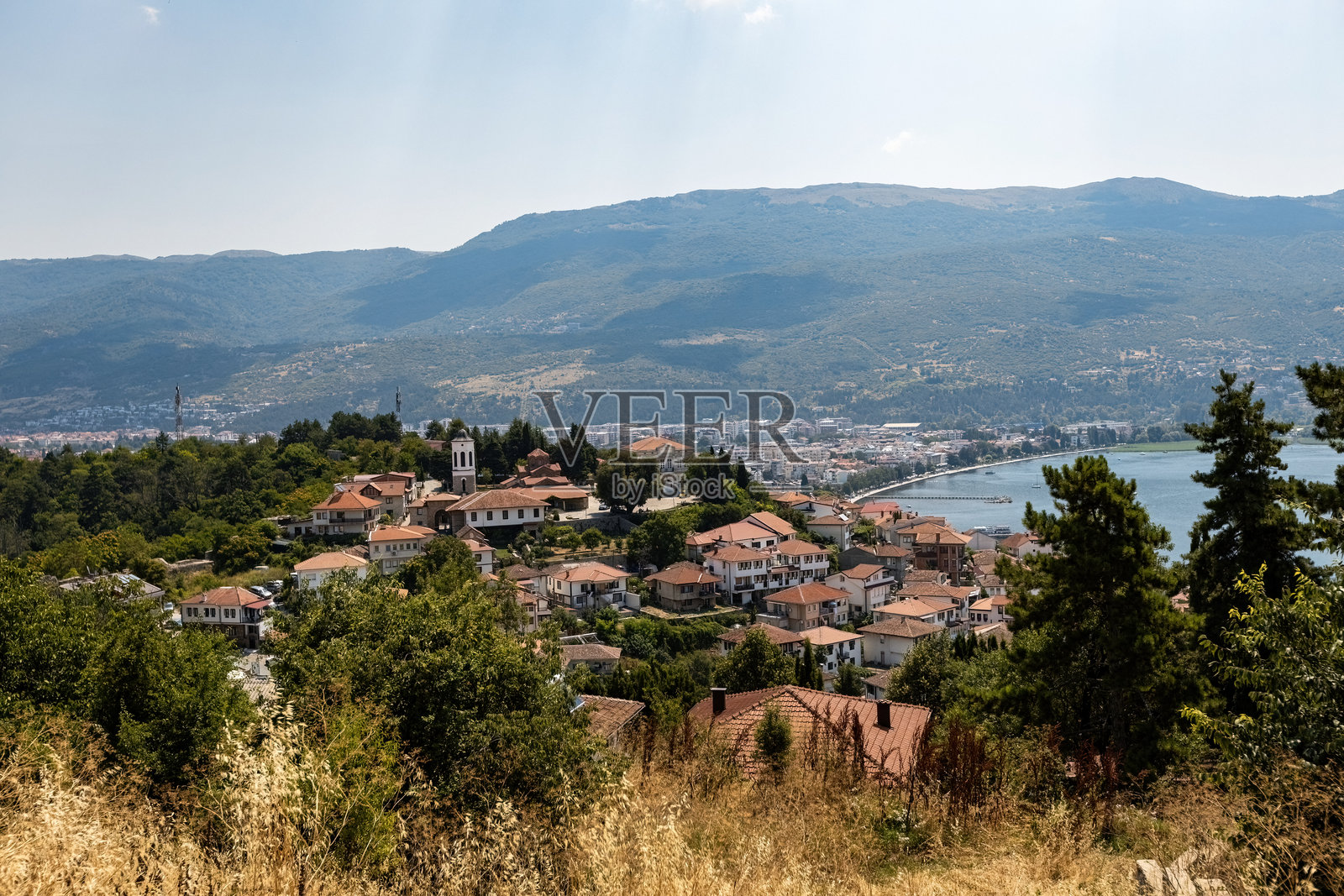 从北马其顿奥赫里德的萨莫伊尔堡垒俯瞰奥赫里德老城的鸟瞰图照片摄影图片