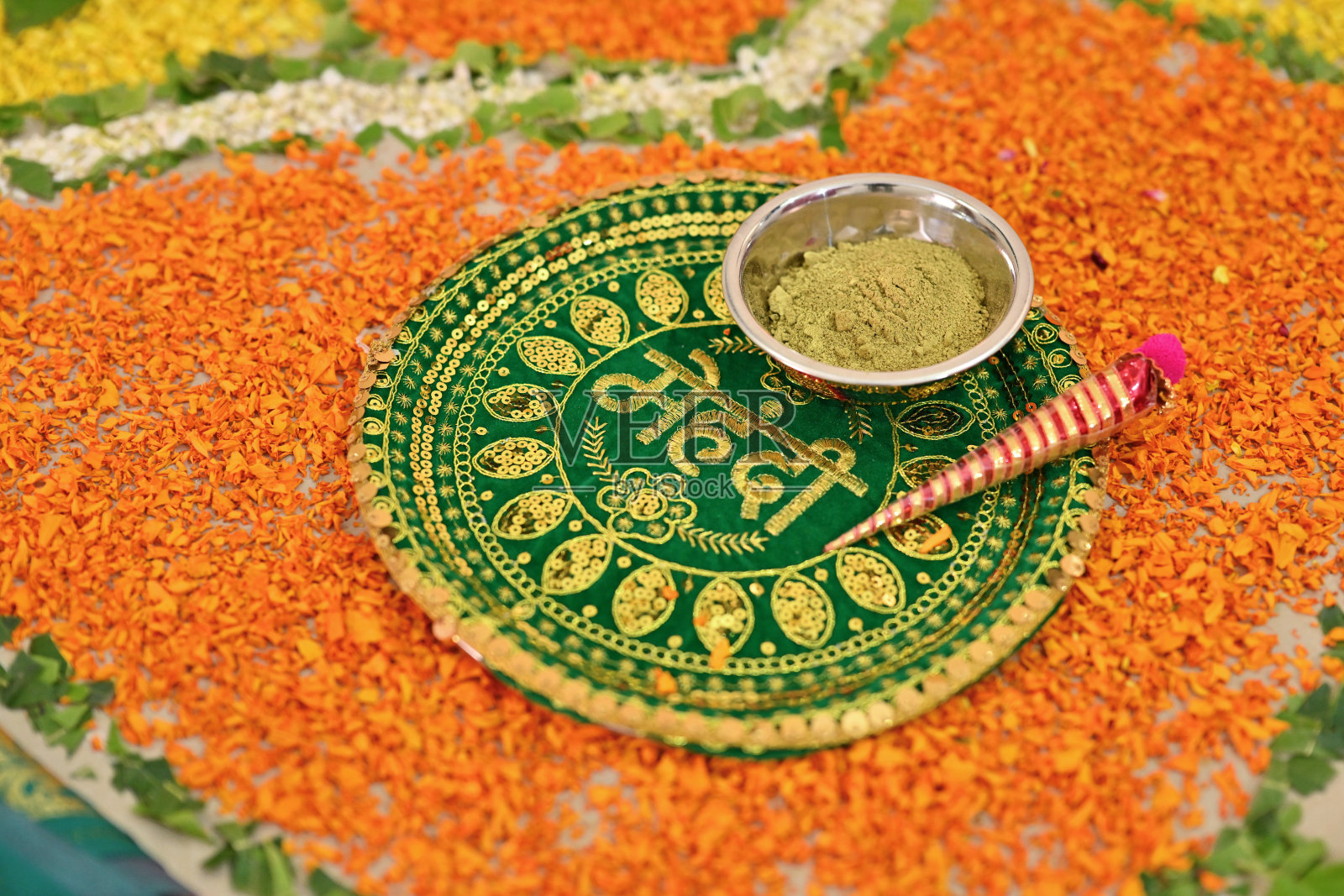 传统的美迪装饰盘，上面摆放着指甲花和花瓣照片摄影图片