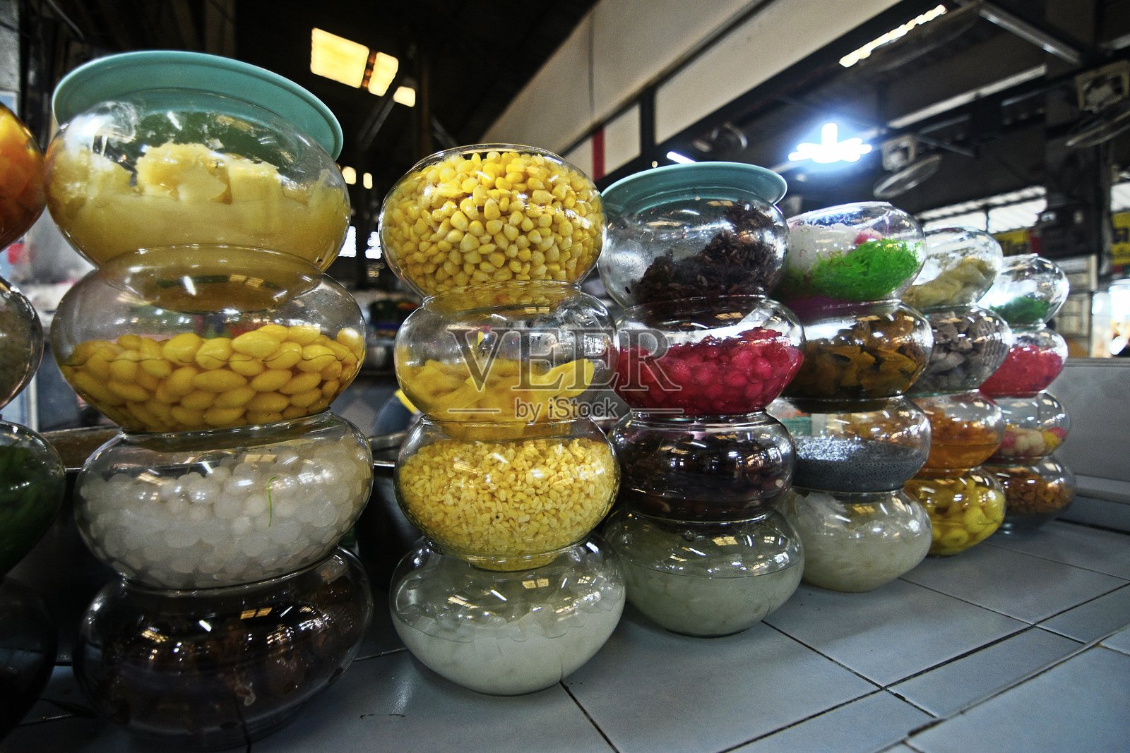 各种刨冰甜点配料 - 曼谷街头美食。照片摄影图片