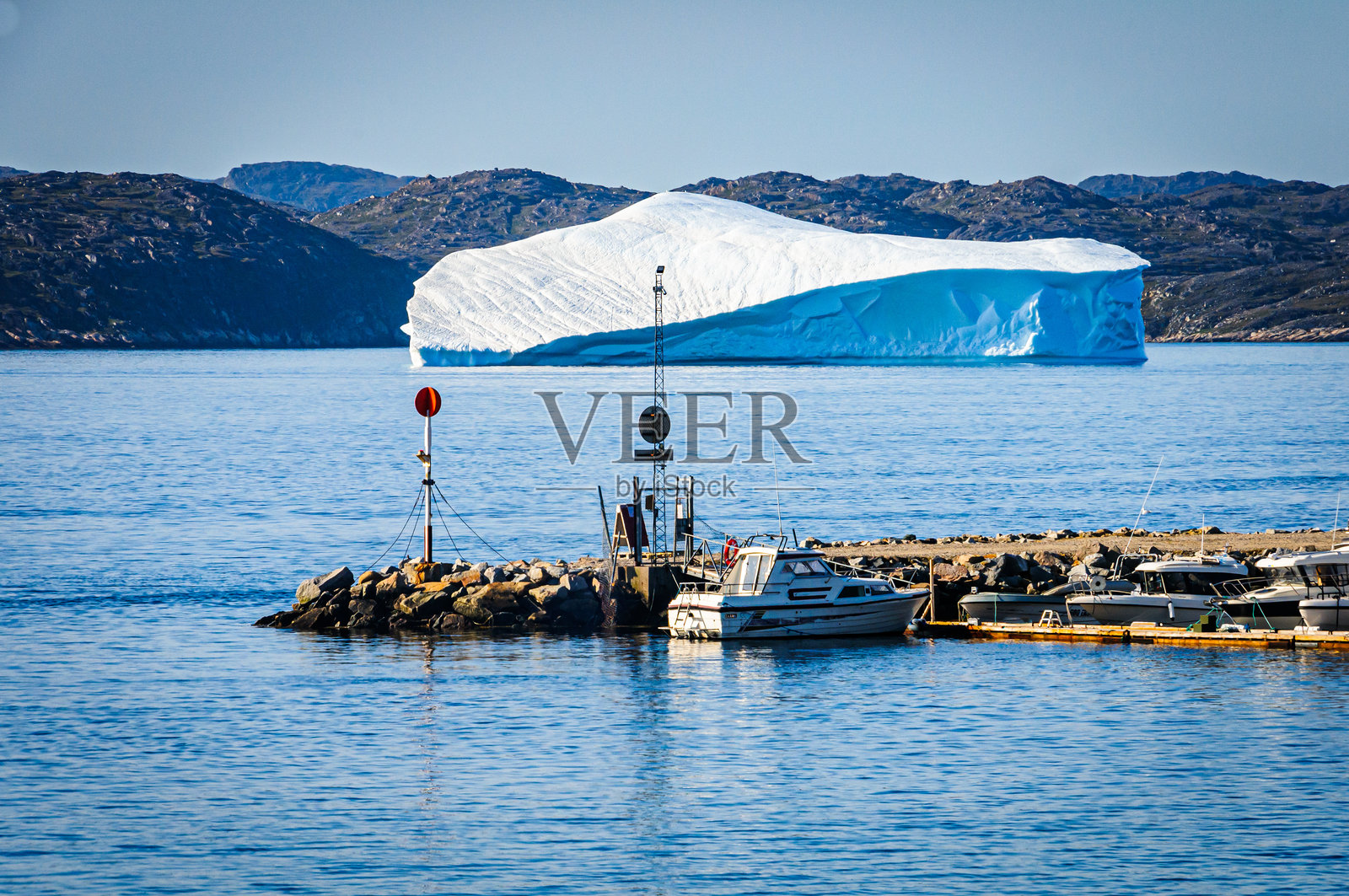海湾中的冰山照片摄影图片