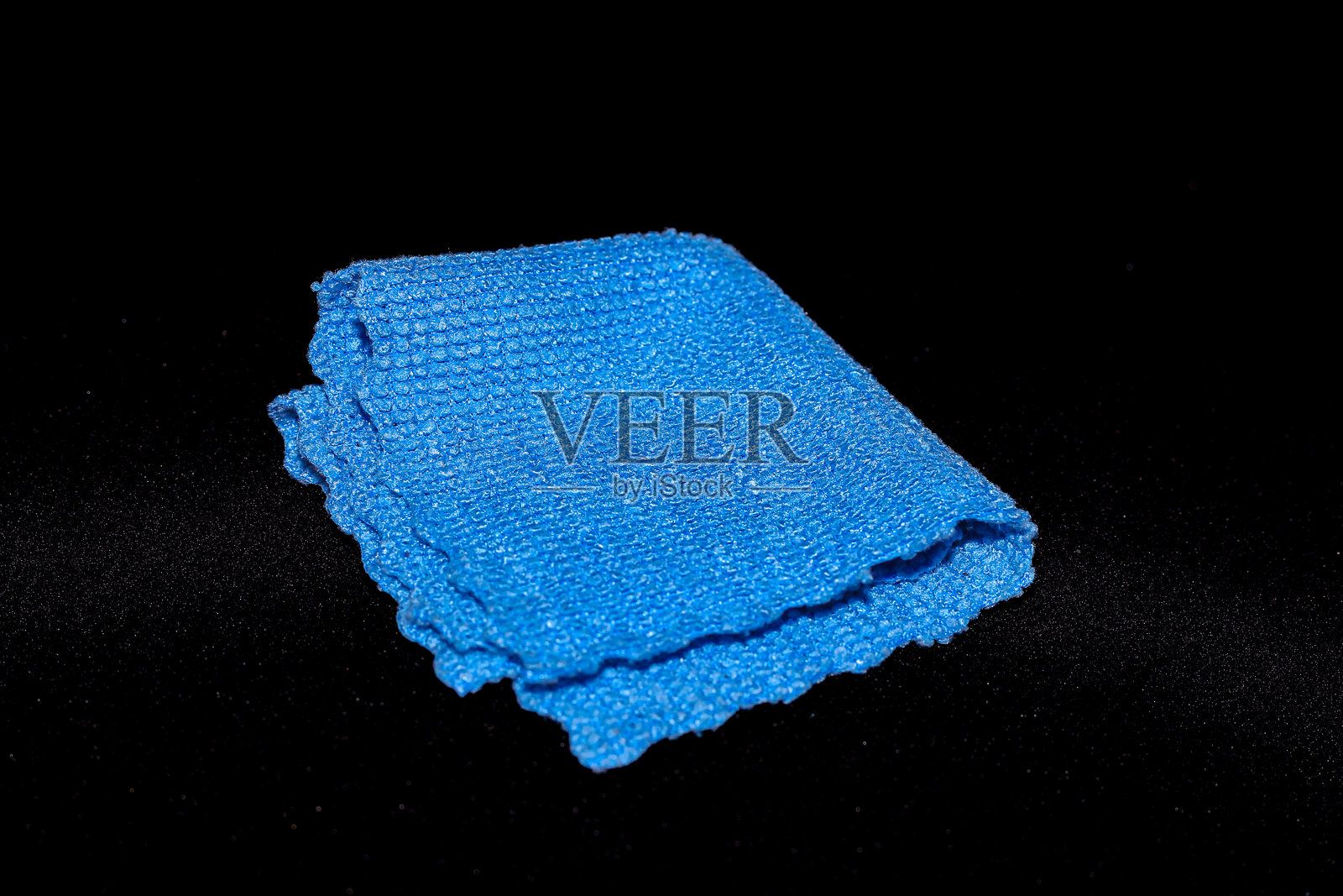 小蓝布料，孤立在黑色背景上照片摄影图片