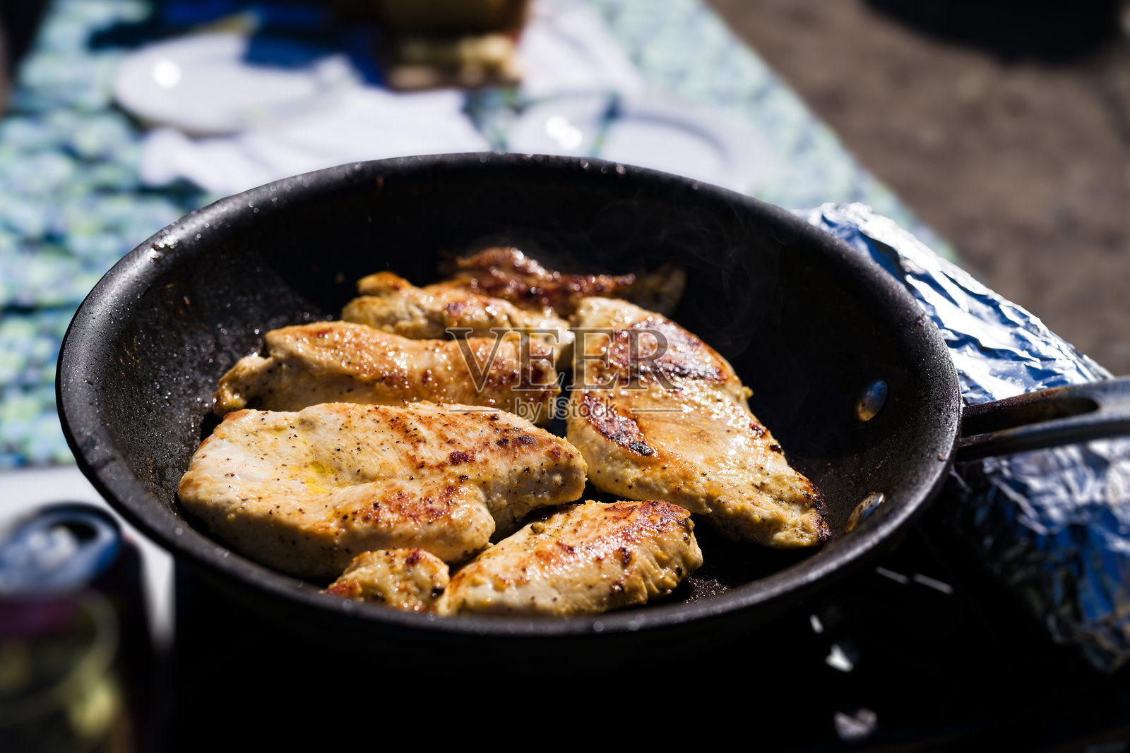 煎锅中的热煎鸡排照片摄影图片
