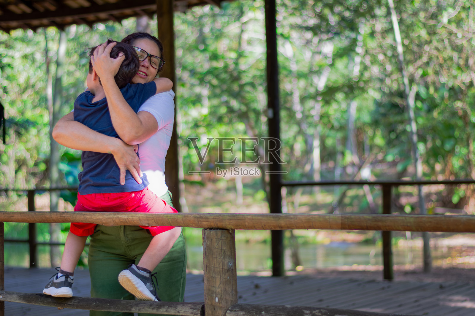 热带森林中母亲与儿子的亲密关系。照片摄影图片