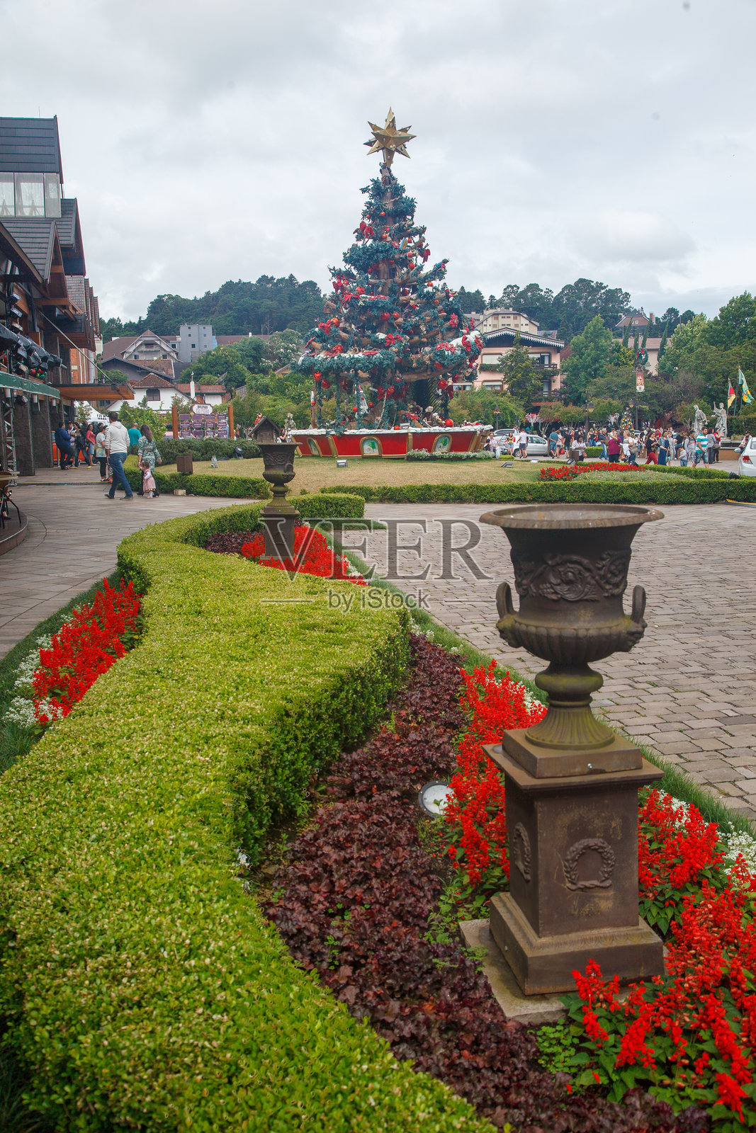 格拉马多主街的圣诞树,装饰着圣诞装饰,位于南里奥格兰德州的塞拉高查。照片摄影图片
