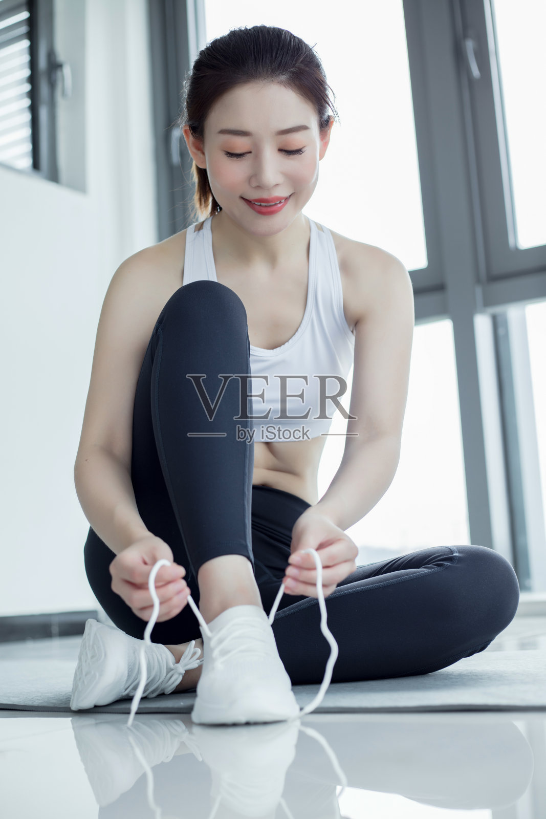 女人试鞋，为训练做准备照片摄影图片