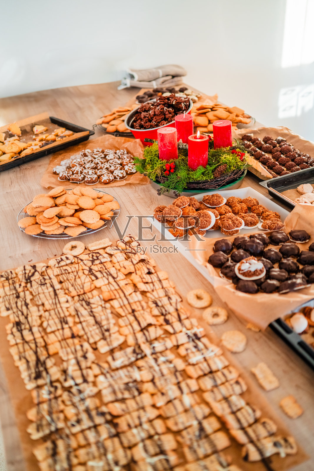 圣诞节在厨房桌面上制作的饼干、马卡龙和涂层烘焙的糕点照片摄影图片