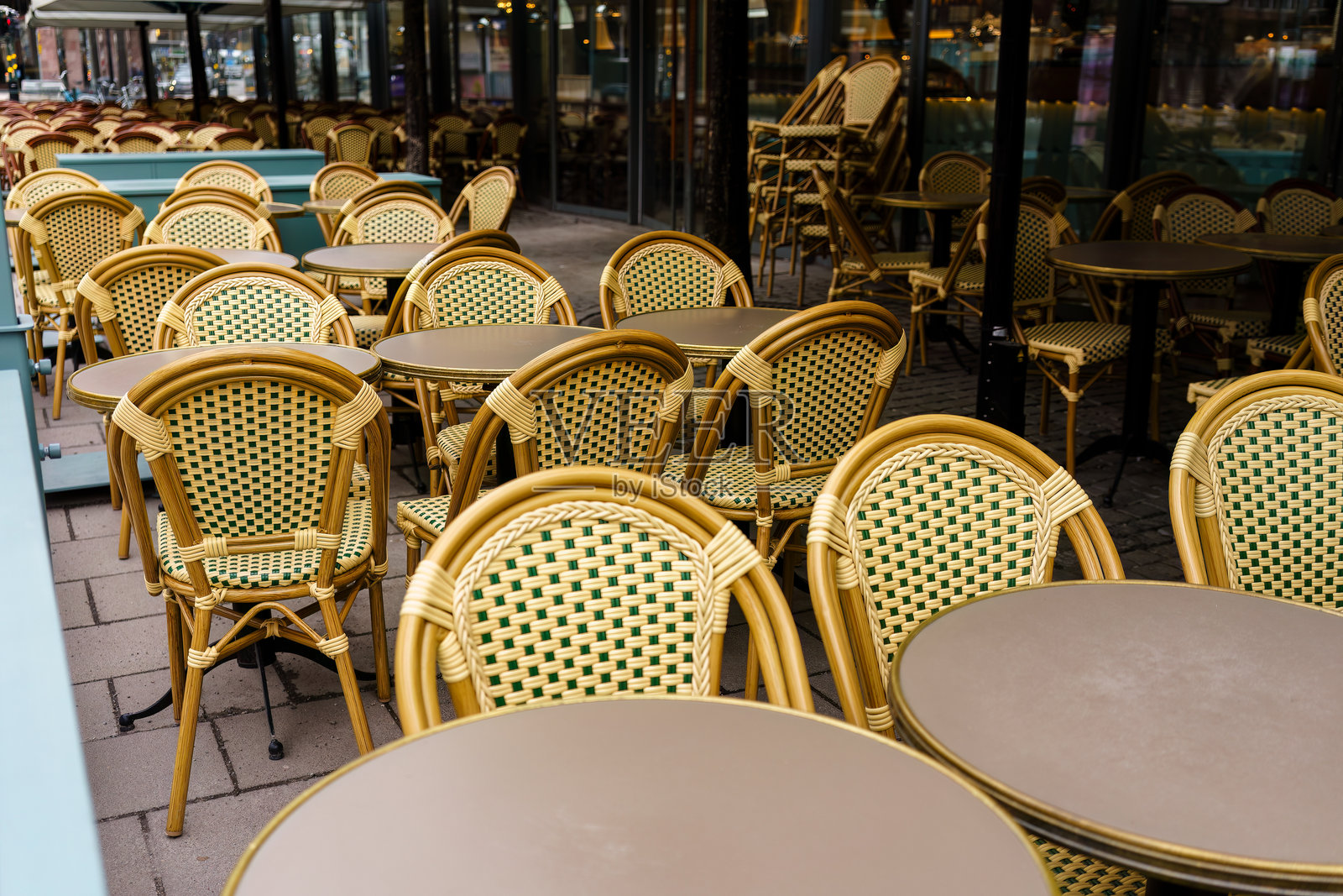 空荡荡的藤椅和桌子在欧洲户外咖啡馆里照片摄影图片