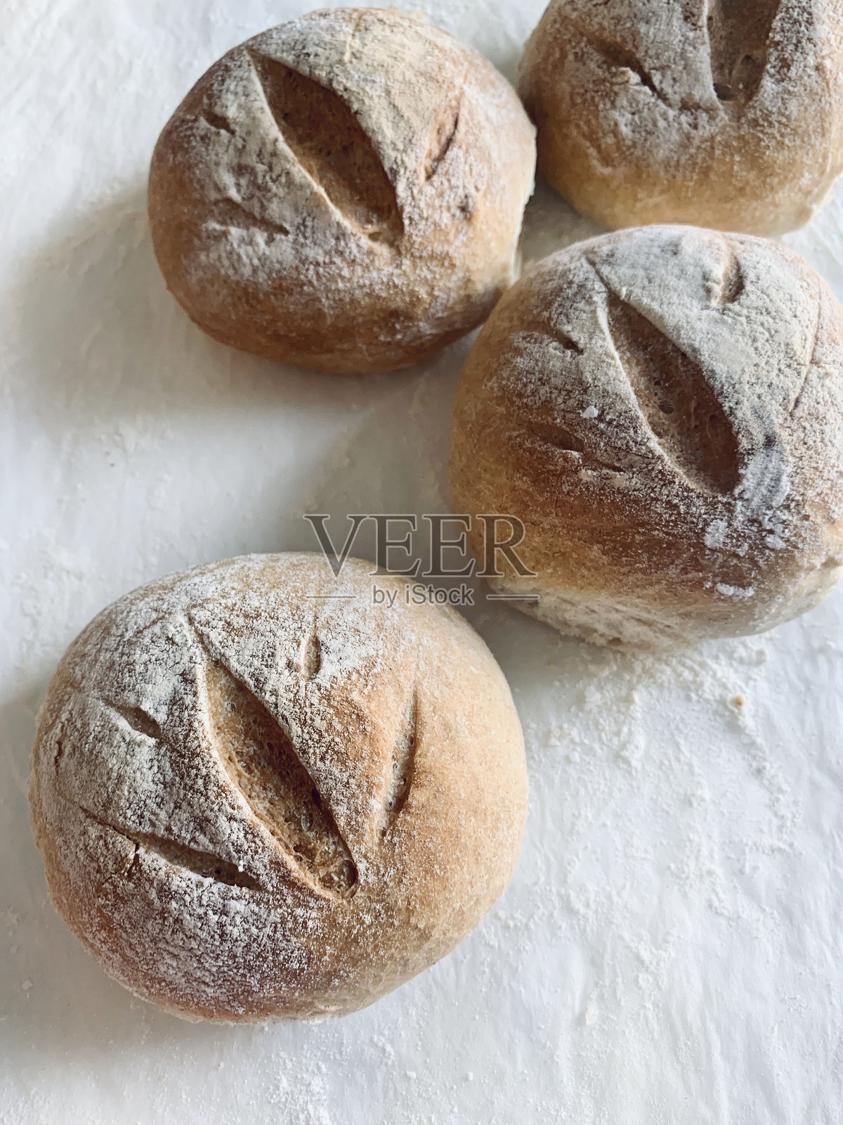 新鲜出炉的面包卷照片摄影图片