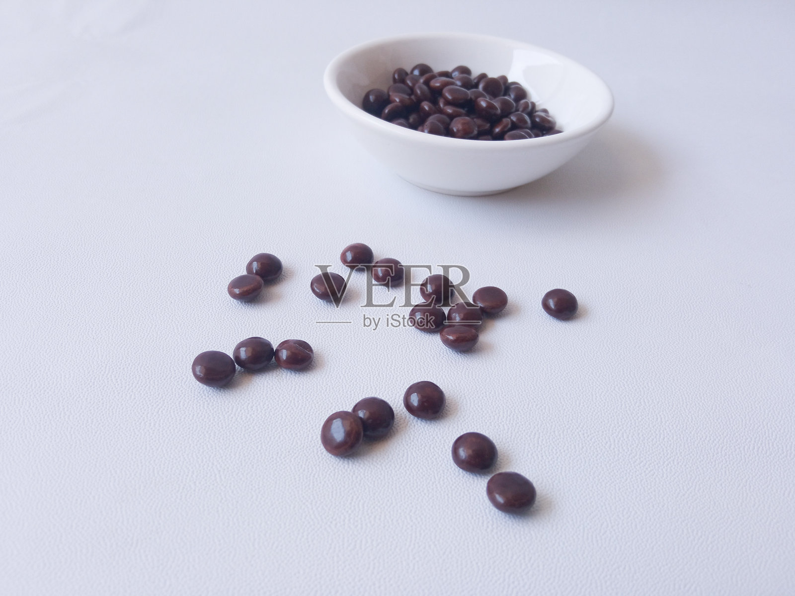 巧克力涂层的花生糖果或巧克力球，背景为白色照片摄影图片