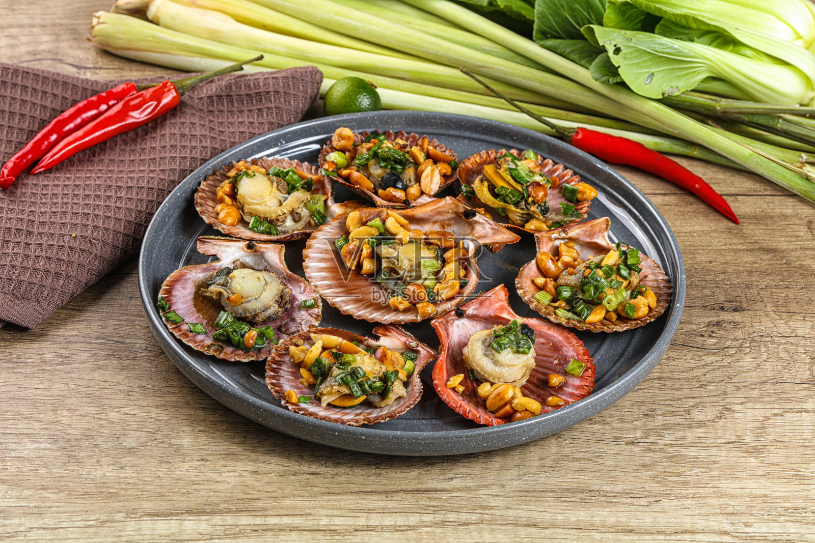 烤扇贝配葱油照片摄影图片