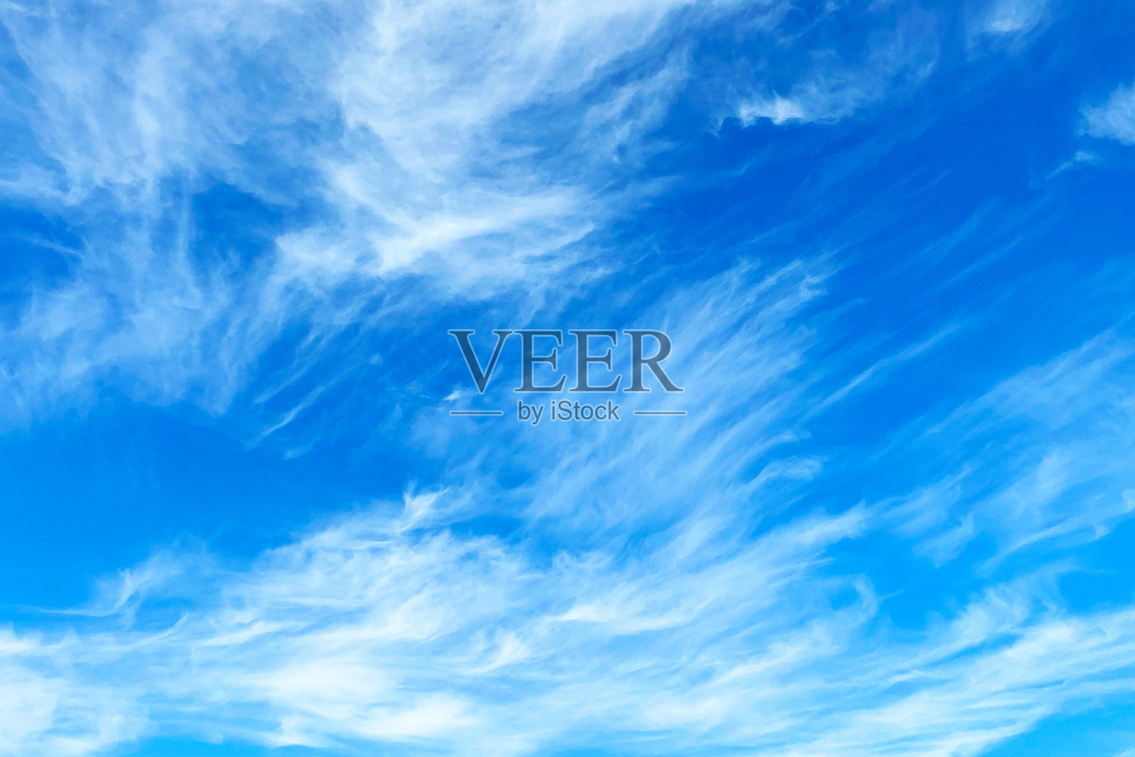 蓝天背景配有小云朵照片摄影图片