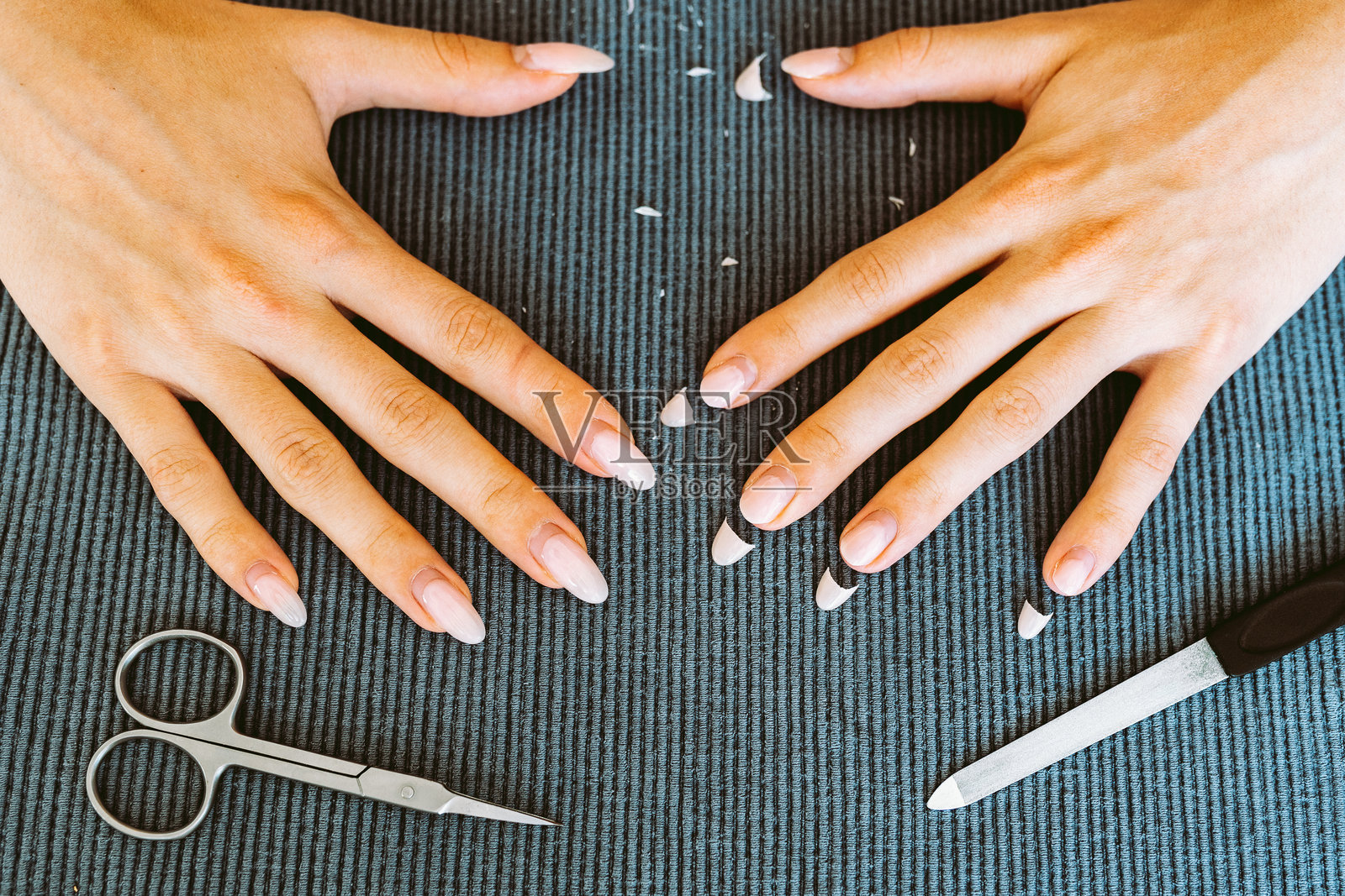 女性的手部修甲，一只手指甲修剪整齐照片摄影图片