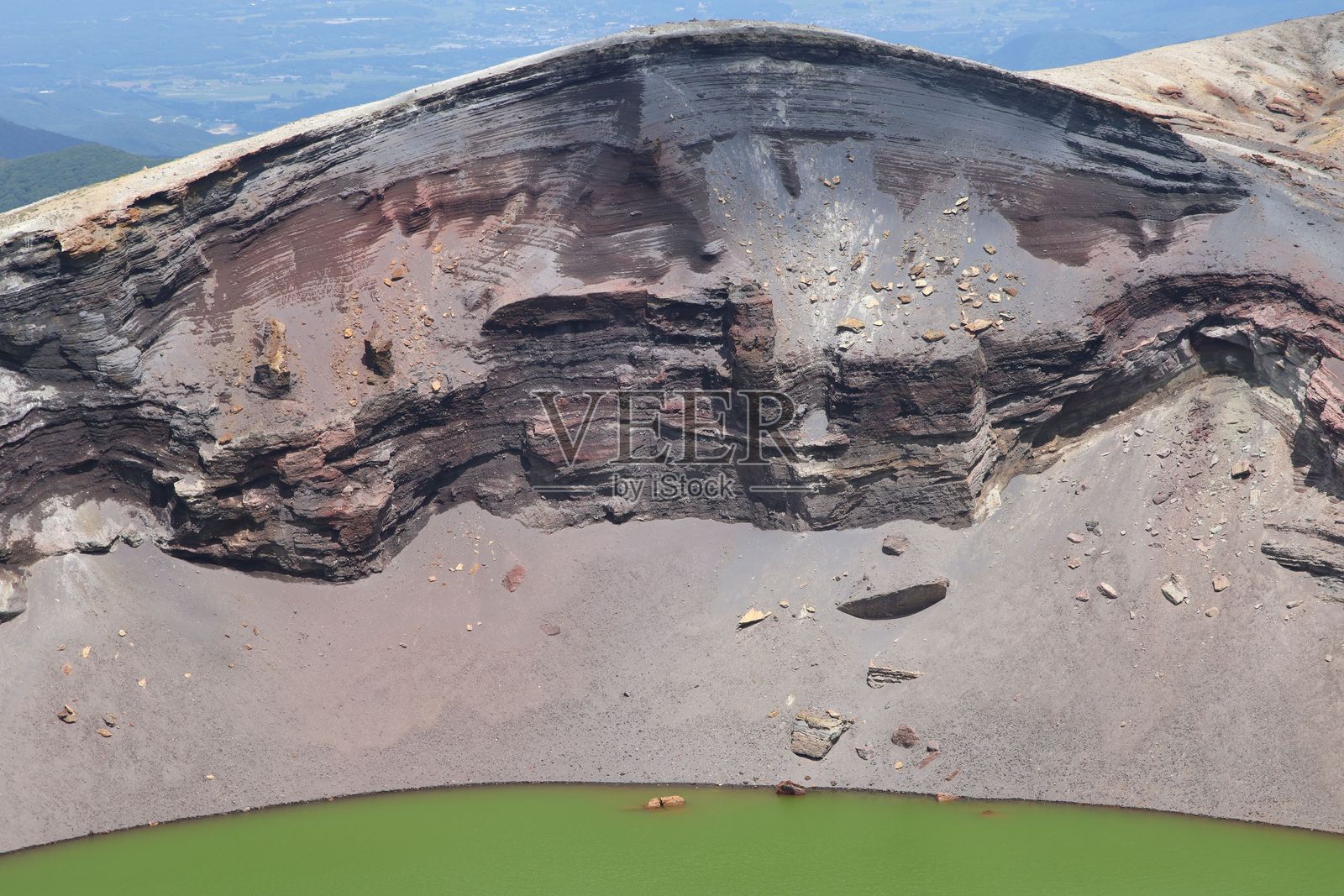 日本奥釜山的绿色火山口湖和火山口的鸟瞰图照片摄影图片