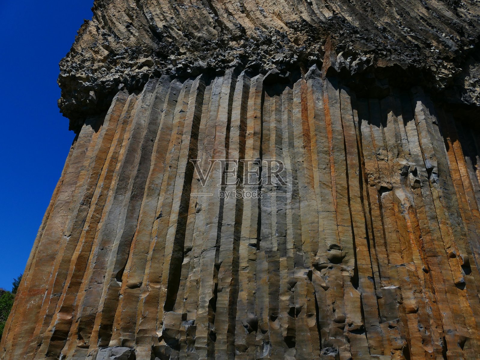 位于奥弗涅的奇尔哈克村下的玄武岩器官照片摄影图片