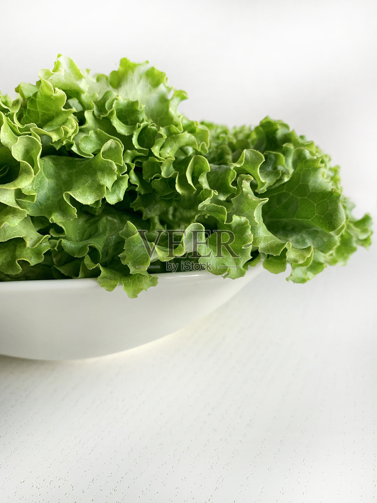 新鲜卷曲生菜沙拉。照片摄影图片