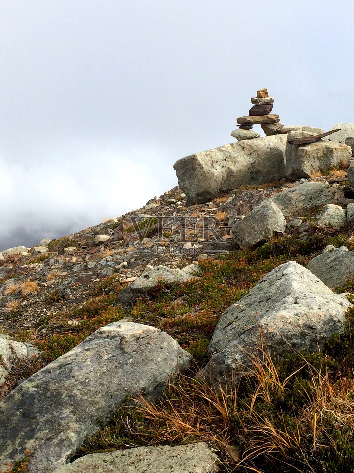 山上的岩石与天空相映照片摄影图片