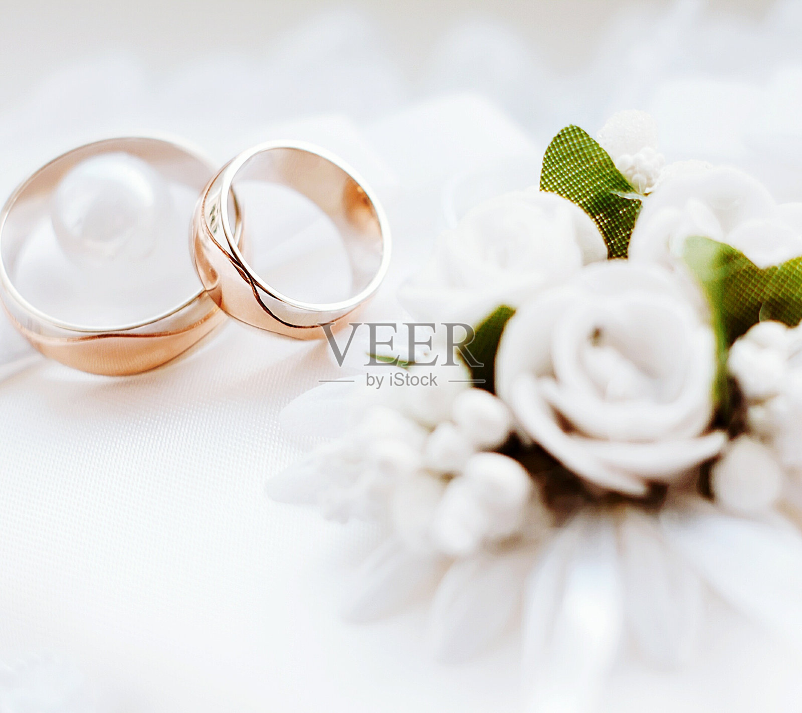 婚戒特写放在桌子上照片摄影图片