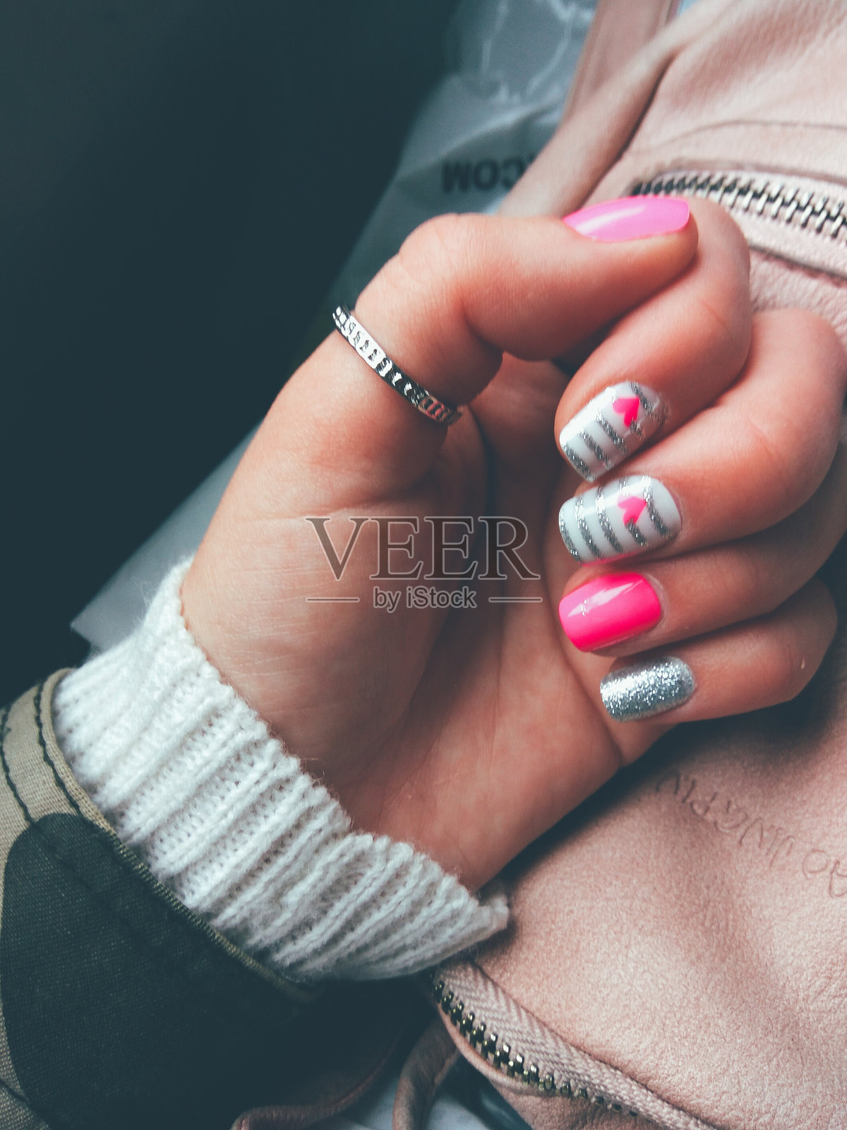 特写镜头下的女性展示指甲油照片摄影图片