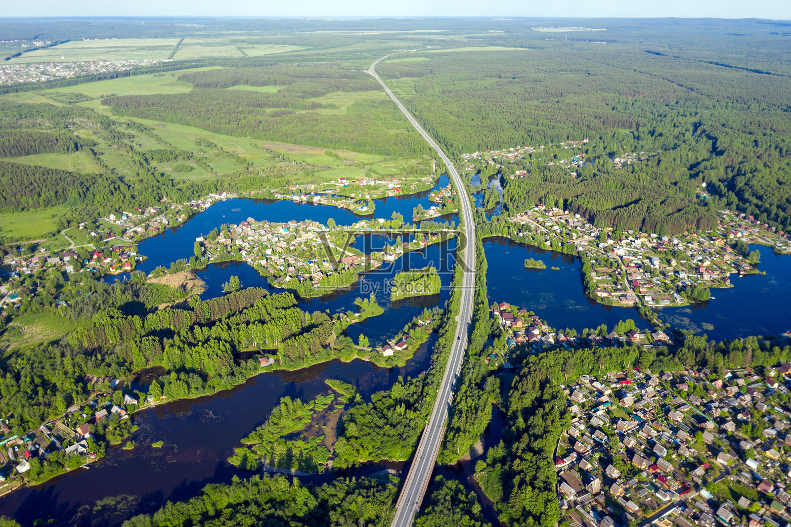 洪水中的公路鸟瞰图照片摄影图片