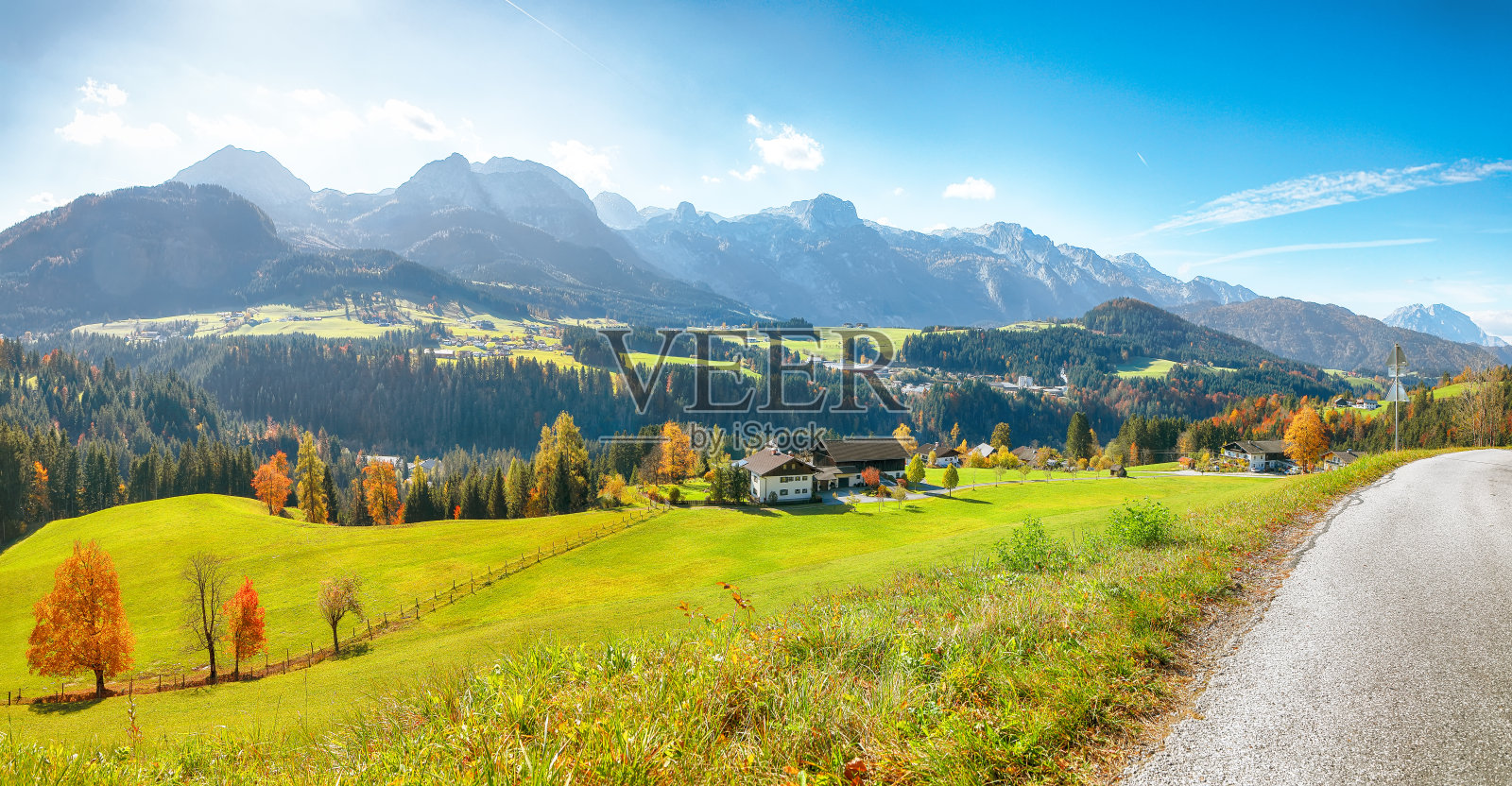 阿布滕瑙村附近的阿尔卑斯绿色田野和传统木屋在秋日阳光下的迷人景色。照片摄影图片