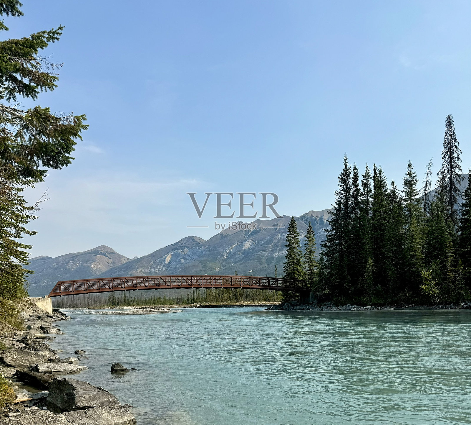 加拿大的一座河上桥梁照片摄影图片