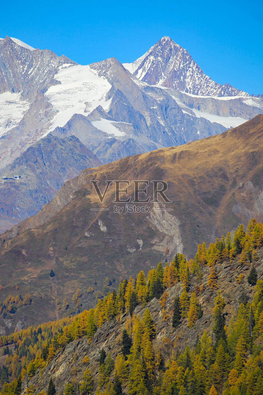 瑞士采尔马特附近的瑞士阿尔卑斯山十月景色照片摄影图片