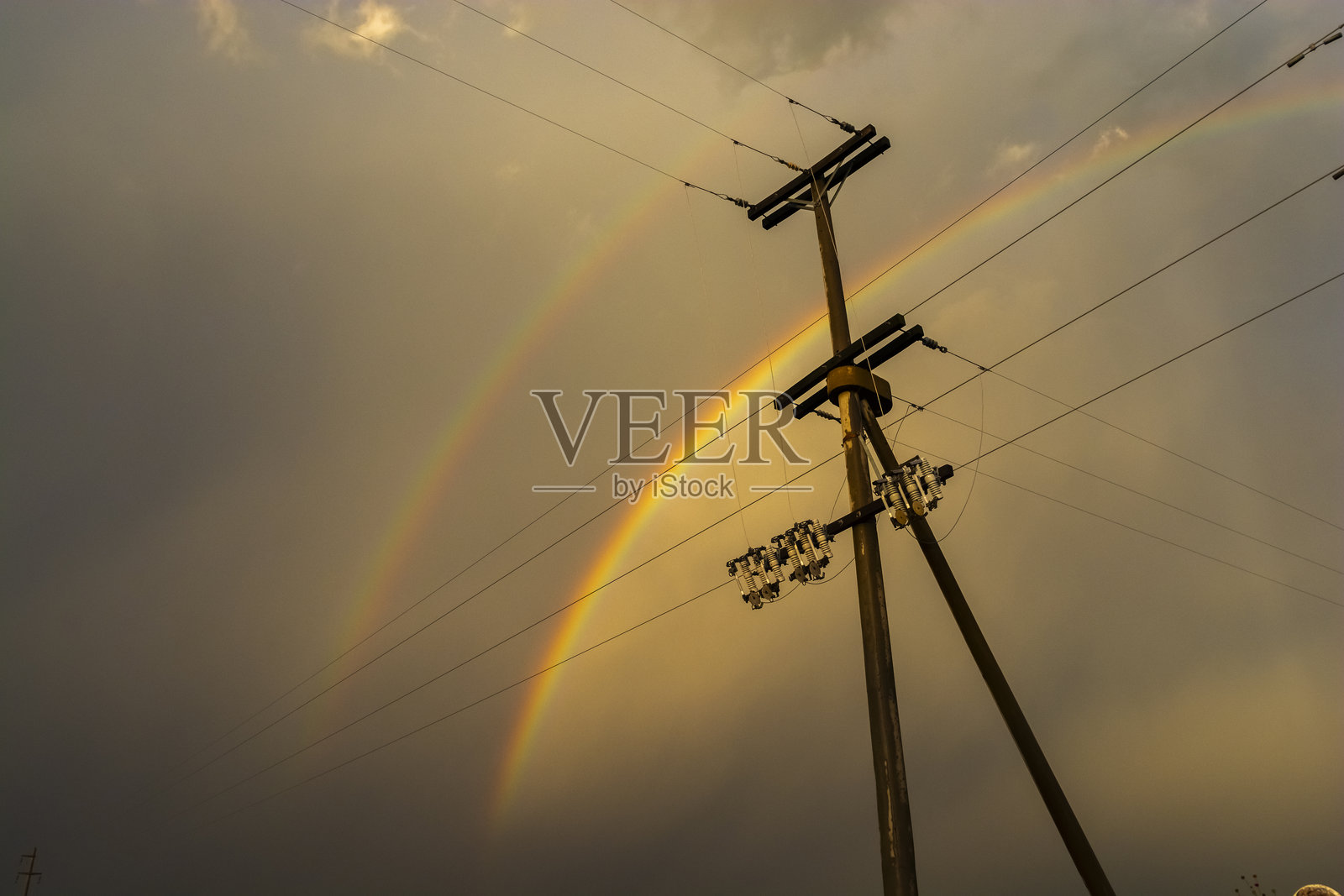 暴风雨中的电线与彩虹景观，阿根廷巴塔哥尼亚省拉潘帕。照片摄影图片