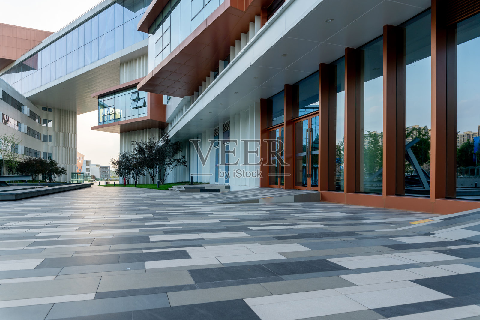 市中心街道现代建筑前的空旷混凝土地面。照片摄影图片