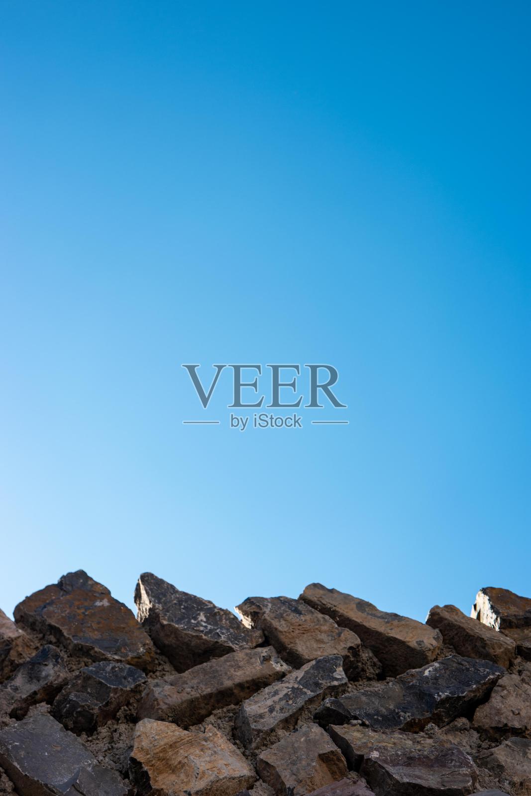 蓝天下的石墙照片摄影图片