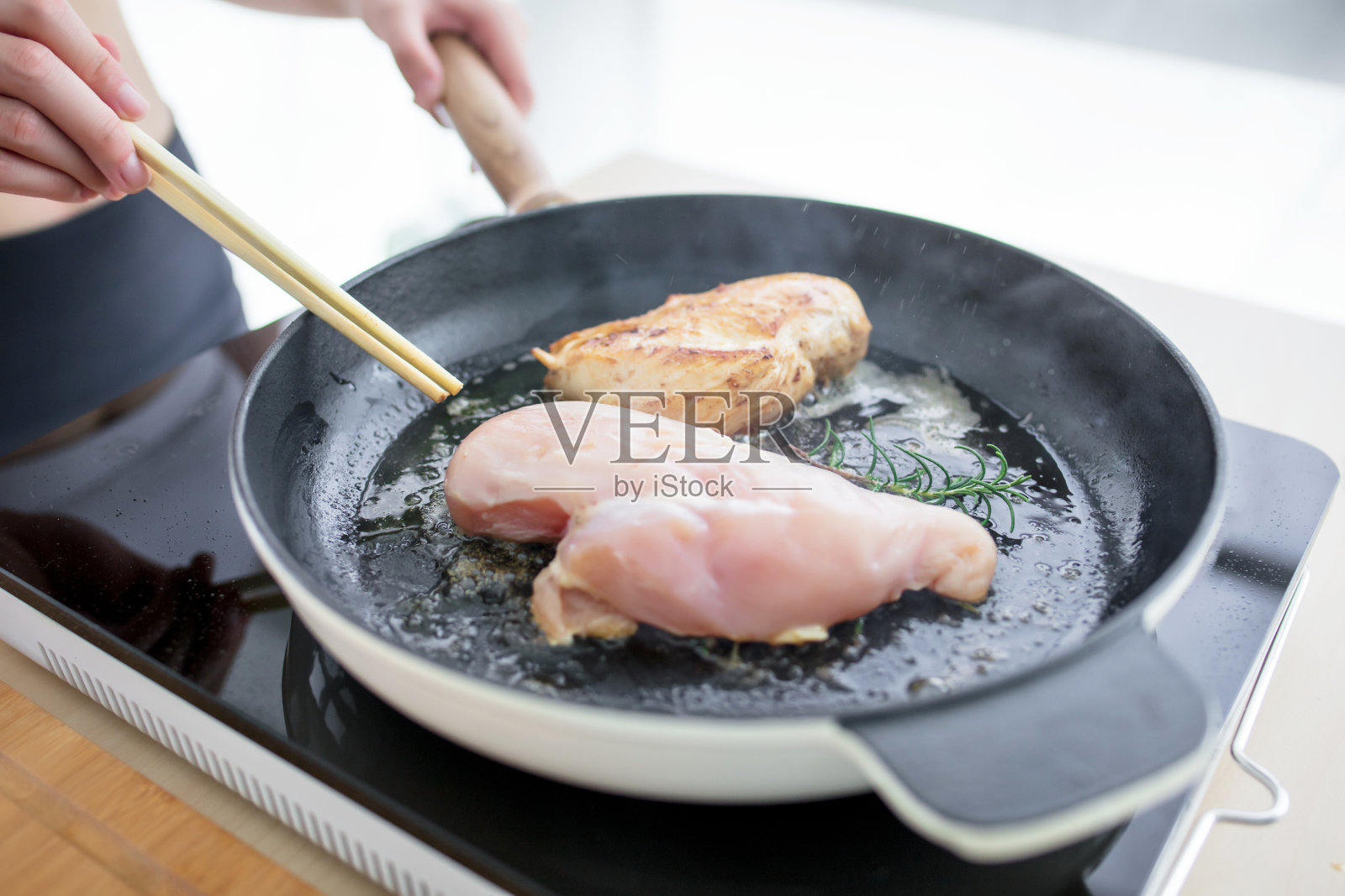 木砧板上的烤鸡胸肉，俯视图照片摄影图片