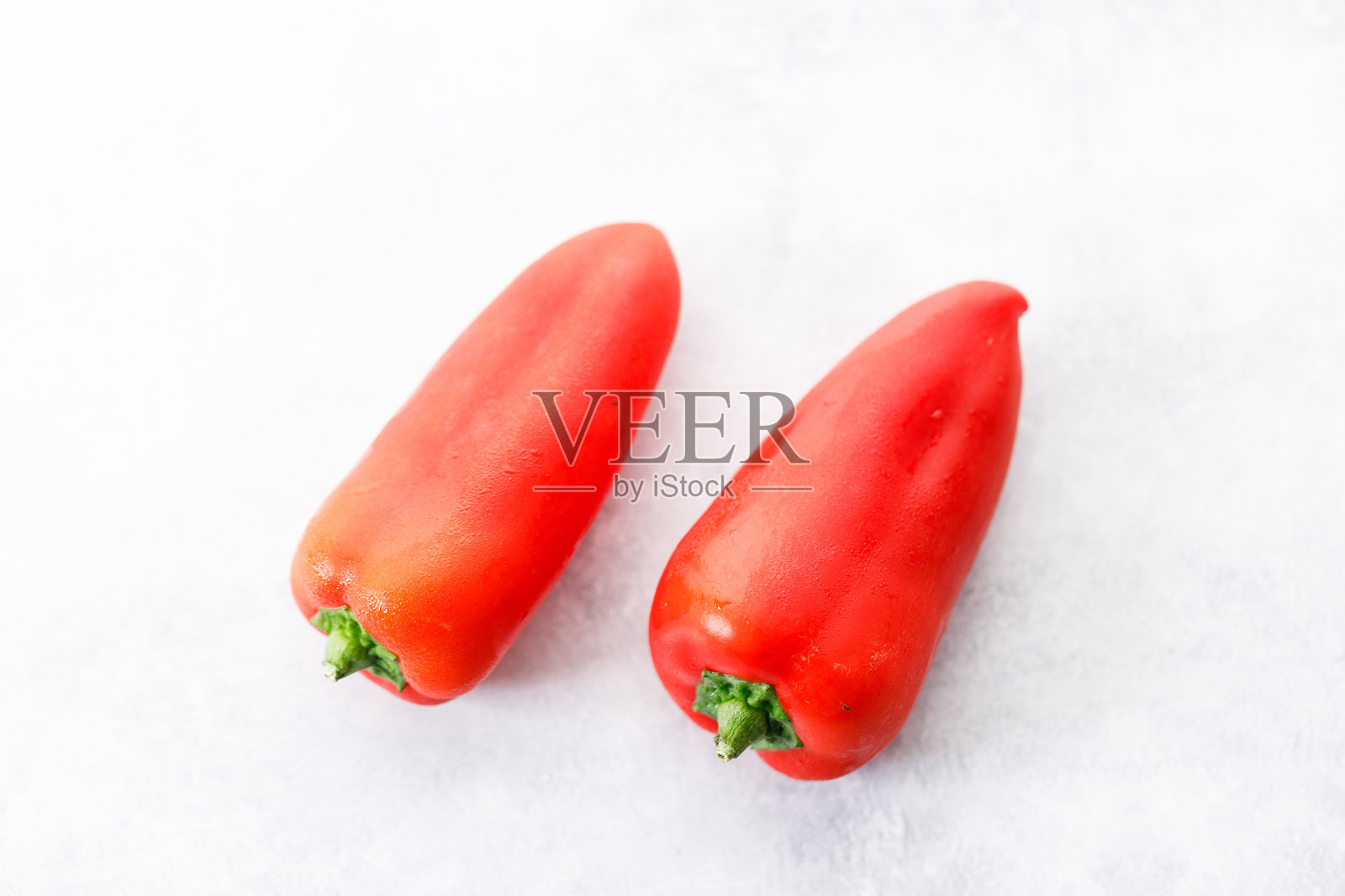 五彩缤纷的小甜椒，白色背景上的小铃椒照片摄影图片