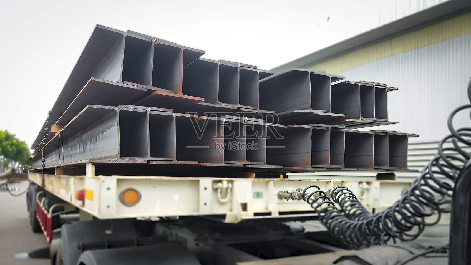 金属产品仓库中的金属成型钢梁，H型钢和Wi-Frank钢。专注于建筑施工中使用的原材料，适用于大型结构或建筑柱。照片摄影图片