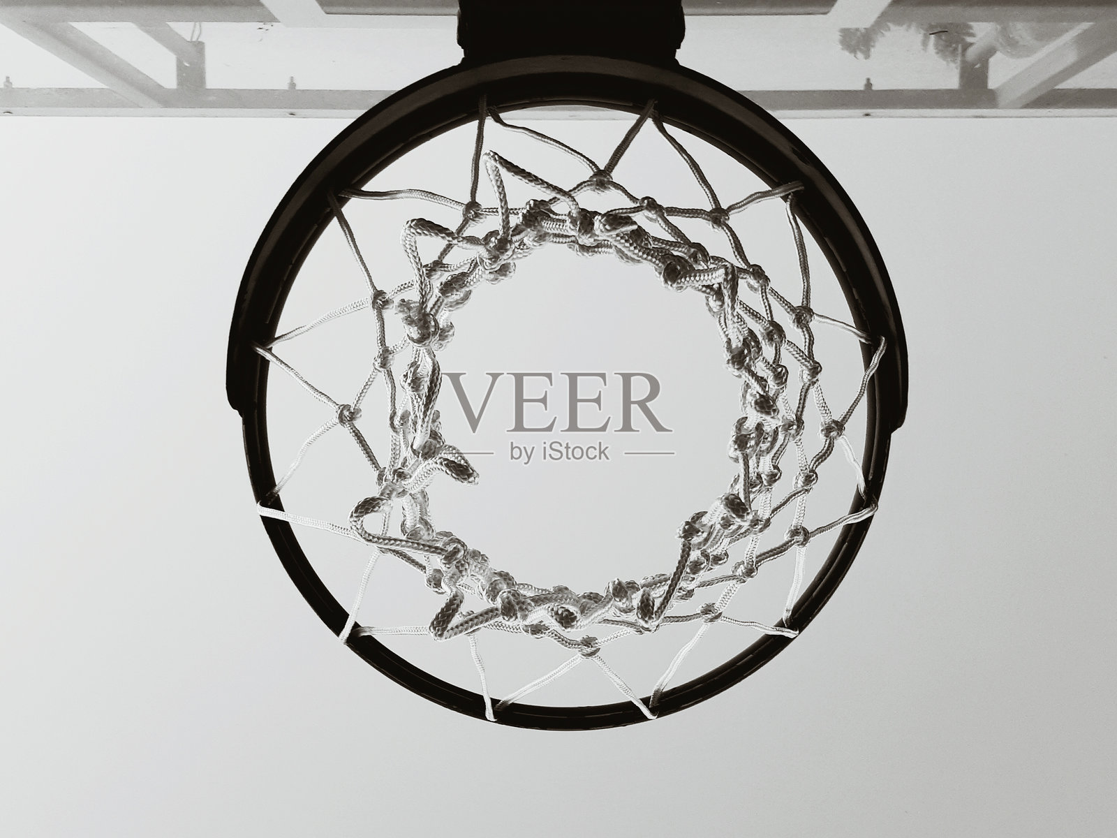 低角度视图的篮球架与晴朗的天空照片摄影图片