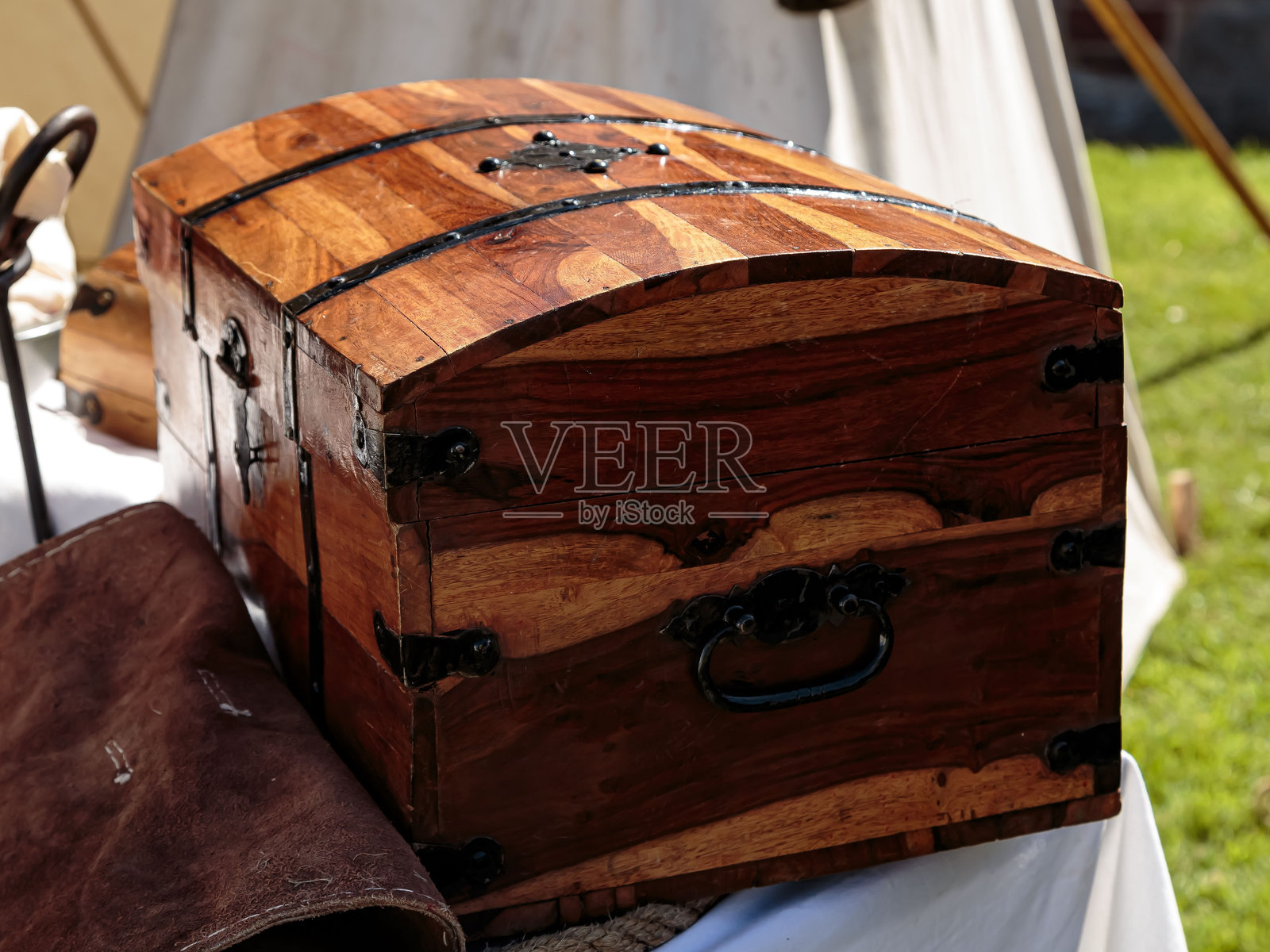 雅各宾时代木箱复制品。照片摄影图片