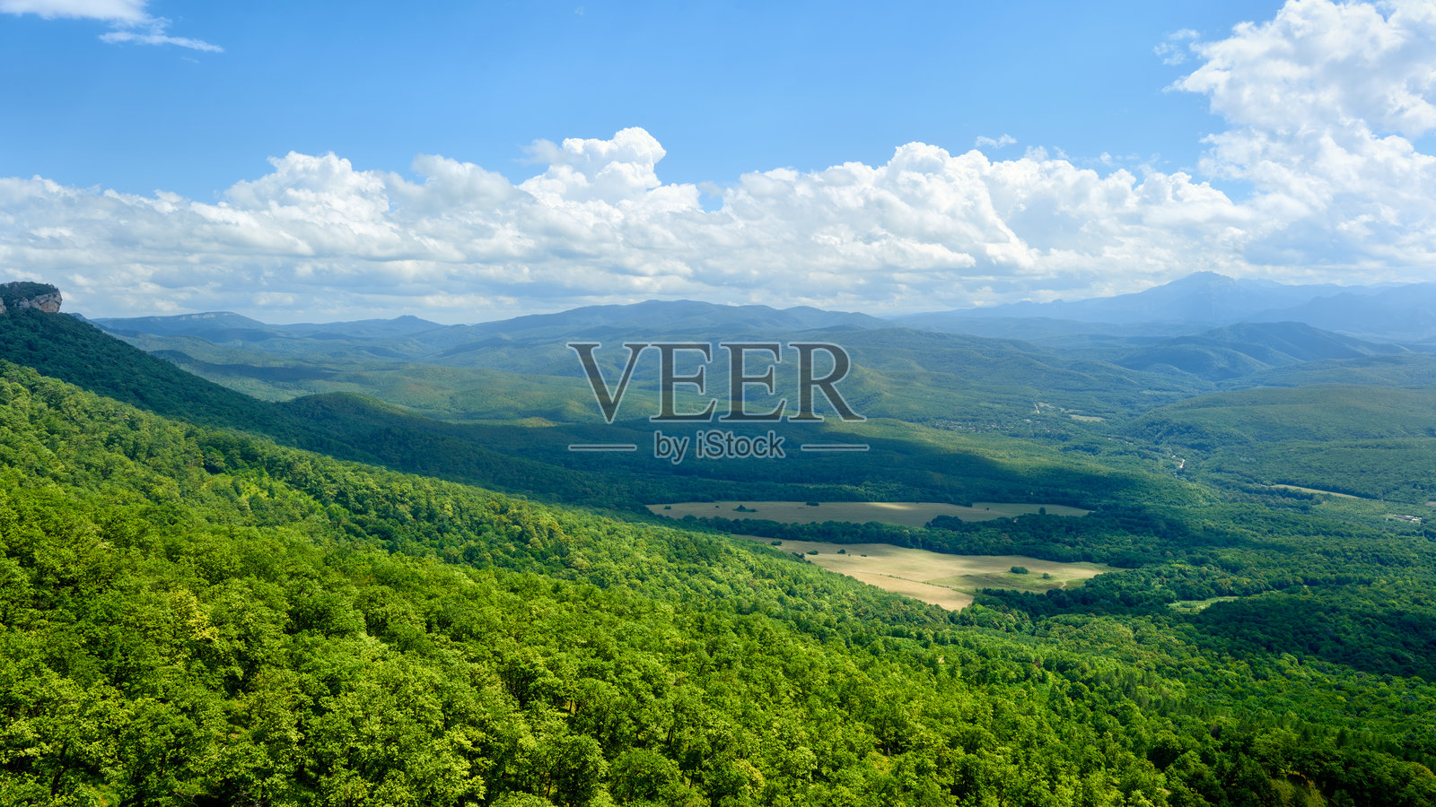 从观景台俯瞰山脉的洞穴景观。愿望洞。达霍夫斯卡亚缆车顶上的步道。阿迪格。照片摄影图片