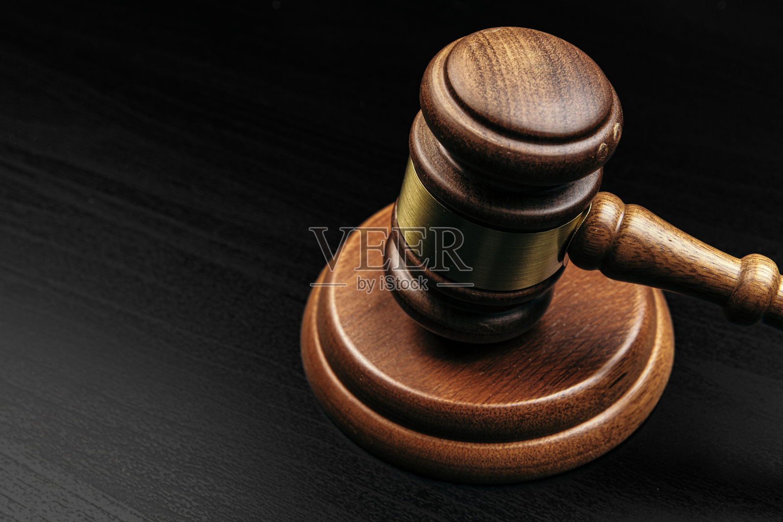 黑暗中木桌上的法官法槌照片摄影图片