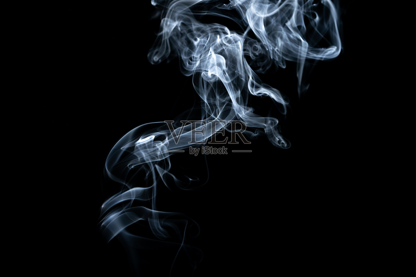 黑白照片，背景为黑色的烟雾照片摄影图片