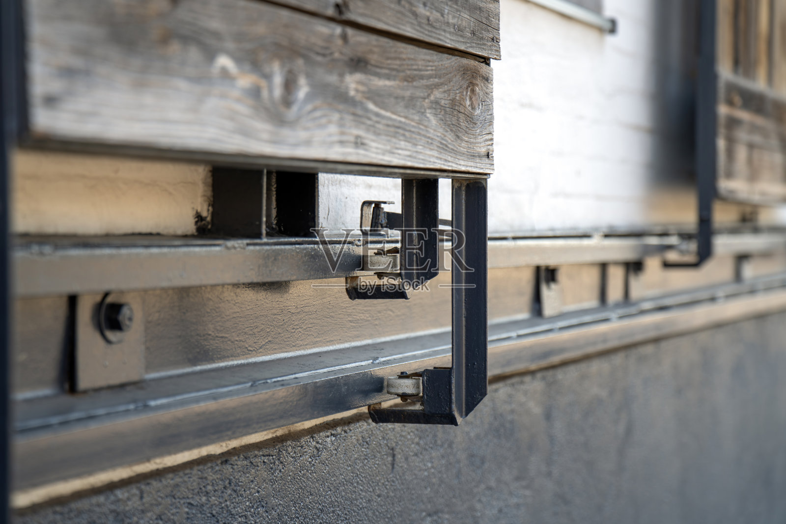 窗户百叶窗系统具有流线型设计，配有小轮子，能够实现平滑的横向移动，提升现代居住空间的功能性和风格。照片摄影图片