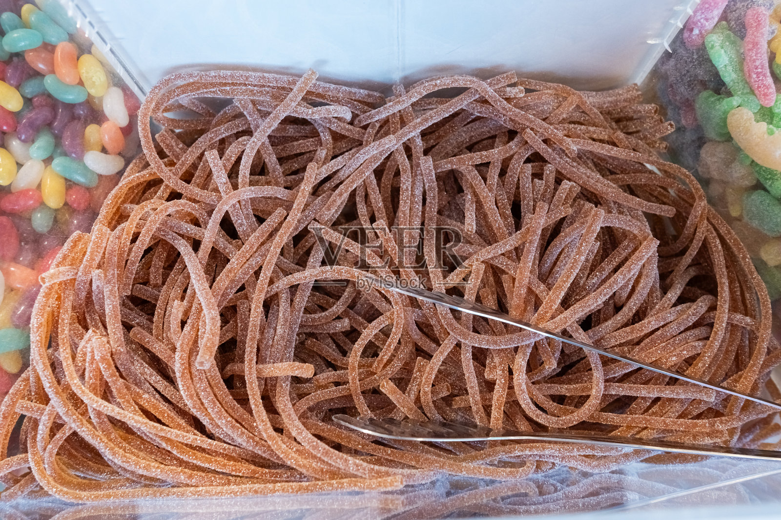 糖果店货架上的糖果绳特写，夹子夹着糖果。照片摄影图片