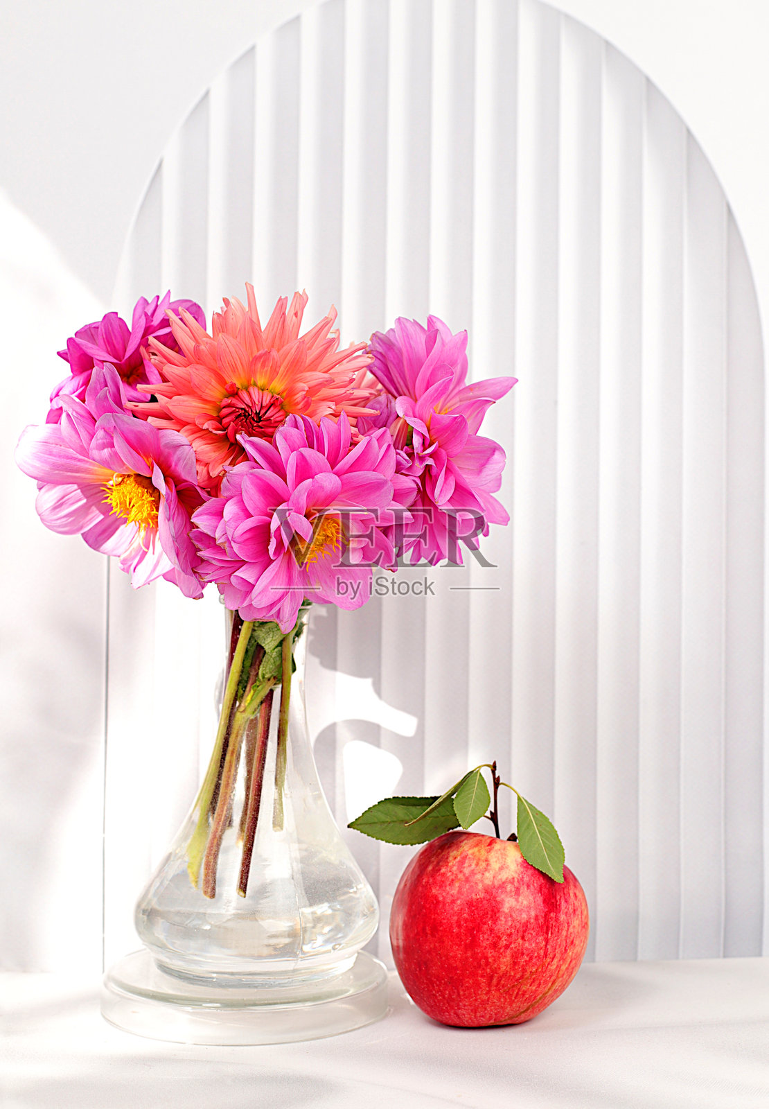 美丽的花朵：大丽花、紫菀、毛茛在花瓶中，秋季广告横幅，抽象花卉排列，节日贺卡，季节性静物，选择性对焦。照片摄影图片