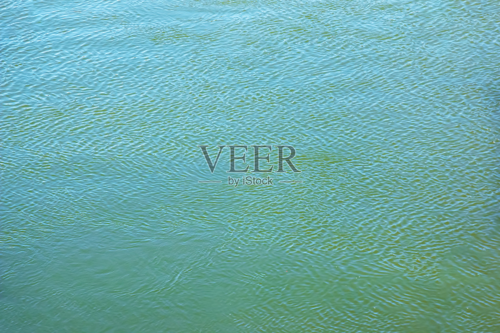 萨尔察河水面背景。山间河流的水纹质感。照片摄影图片