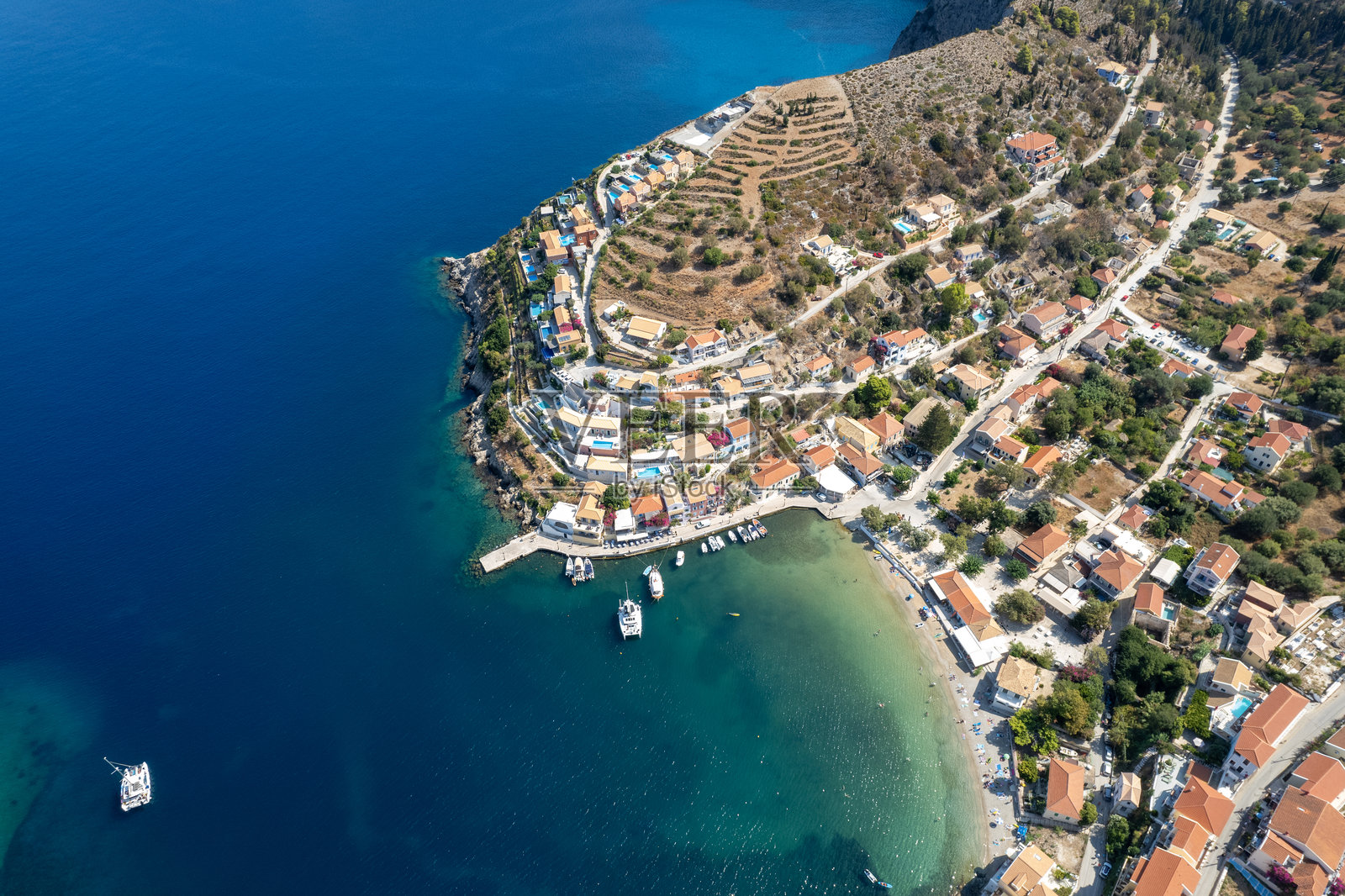 希腊凯法利尼亚岛西海岸的阿索斯村的无人机航拍视图。照片摄影图片