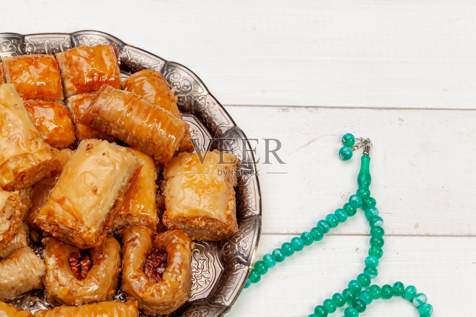 美味的土耳其巴克拉瓦特写照片，盛放在盘子里照片摄影图片