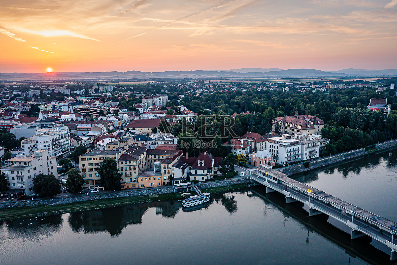 斯洛伐克特尔纳瓦地区皮耶什蒂安的鸟瞰图照片摄影图片