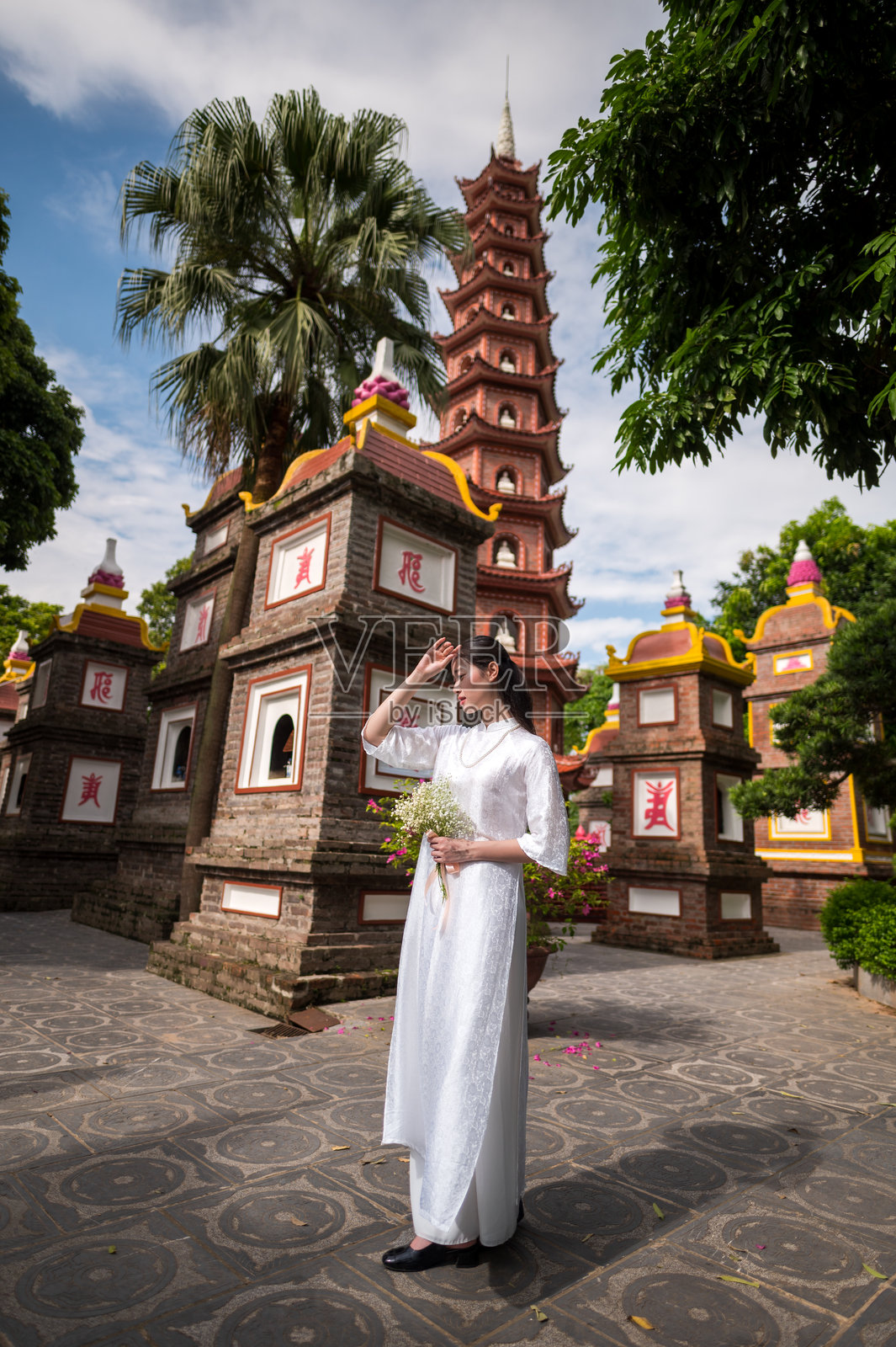 身穿越南传统服饰的亚洲女性在越南河内。照片摄影图片