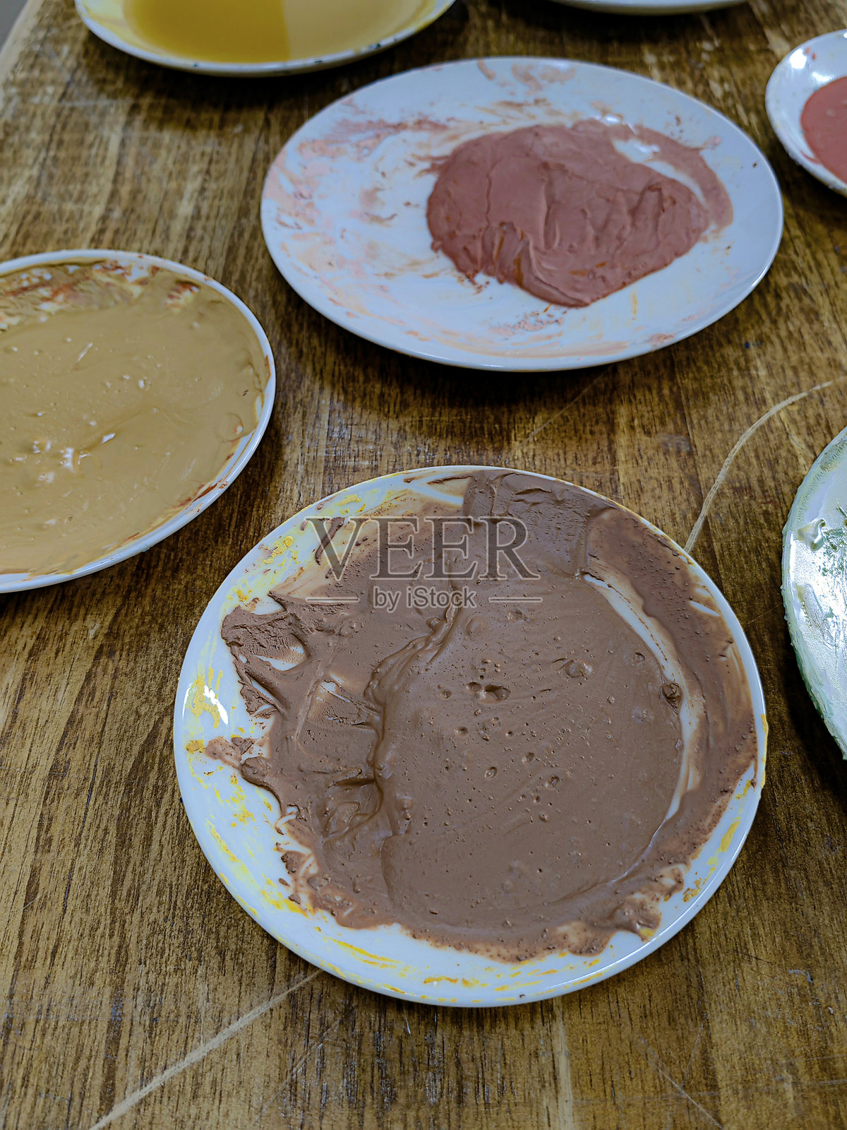 艺术工作室中的陶瓷漆套装。照片摄影图片